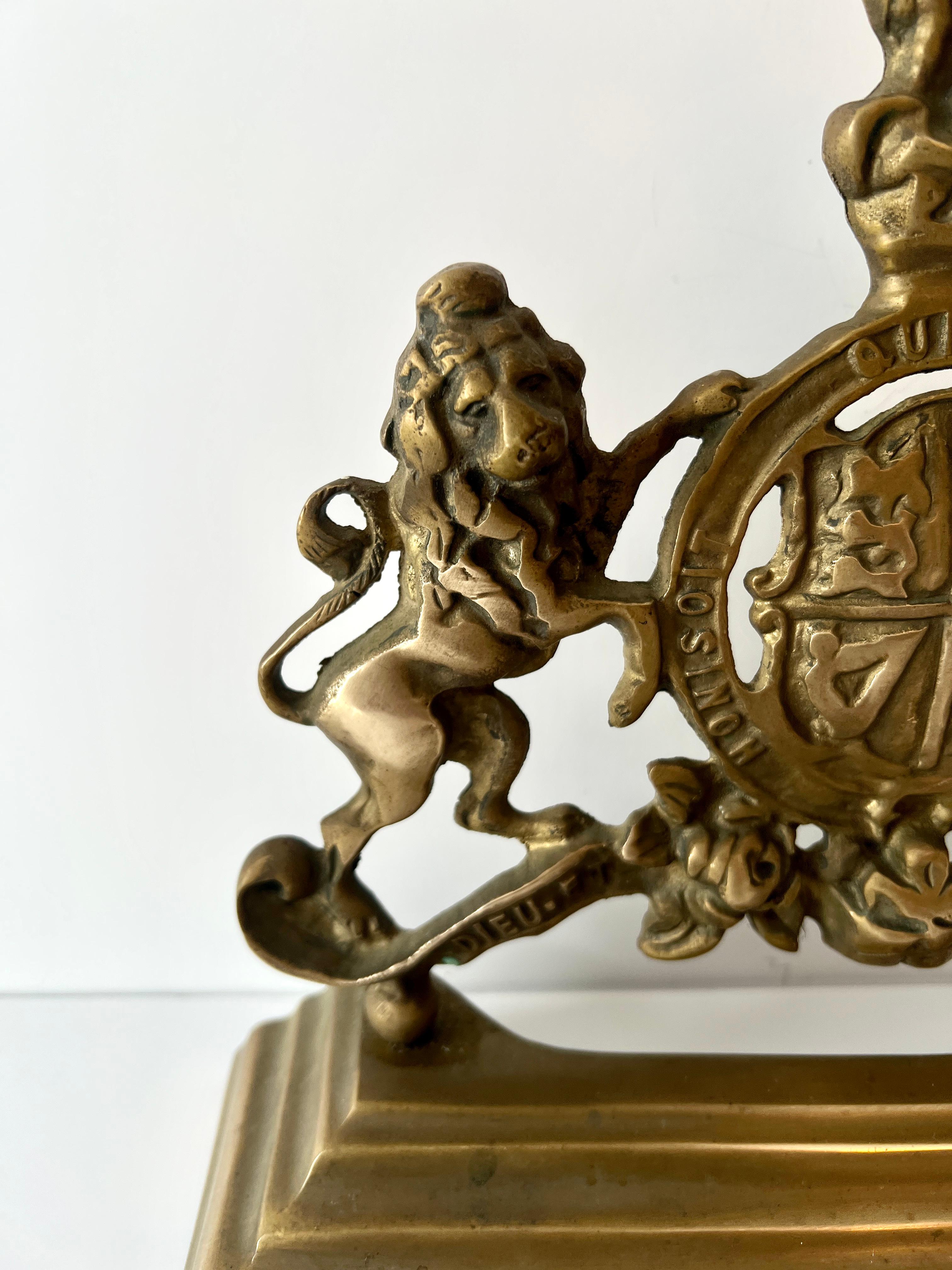 Tope de puerta de latón del siglo XIX con el escudo real británico en venta 3