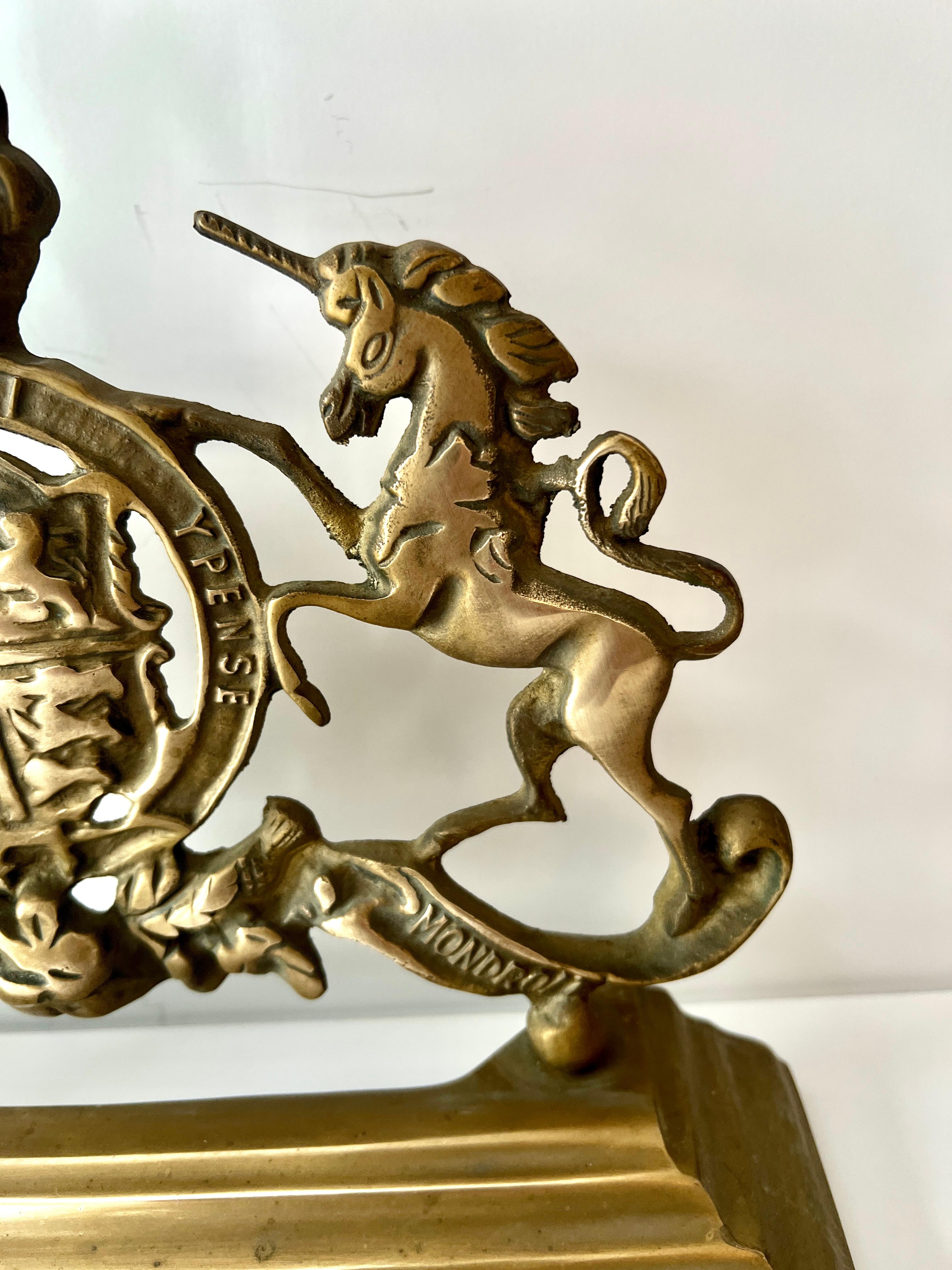 Tope de puerta de latón del siglo XIX con el escudo real británico en venta 4