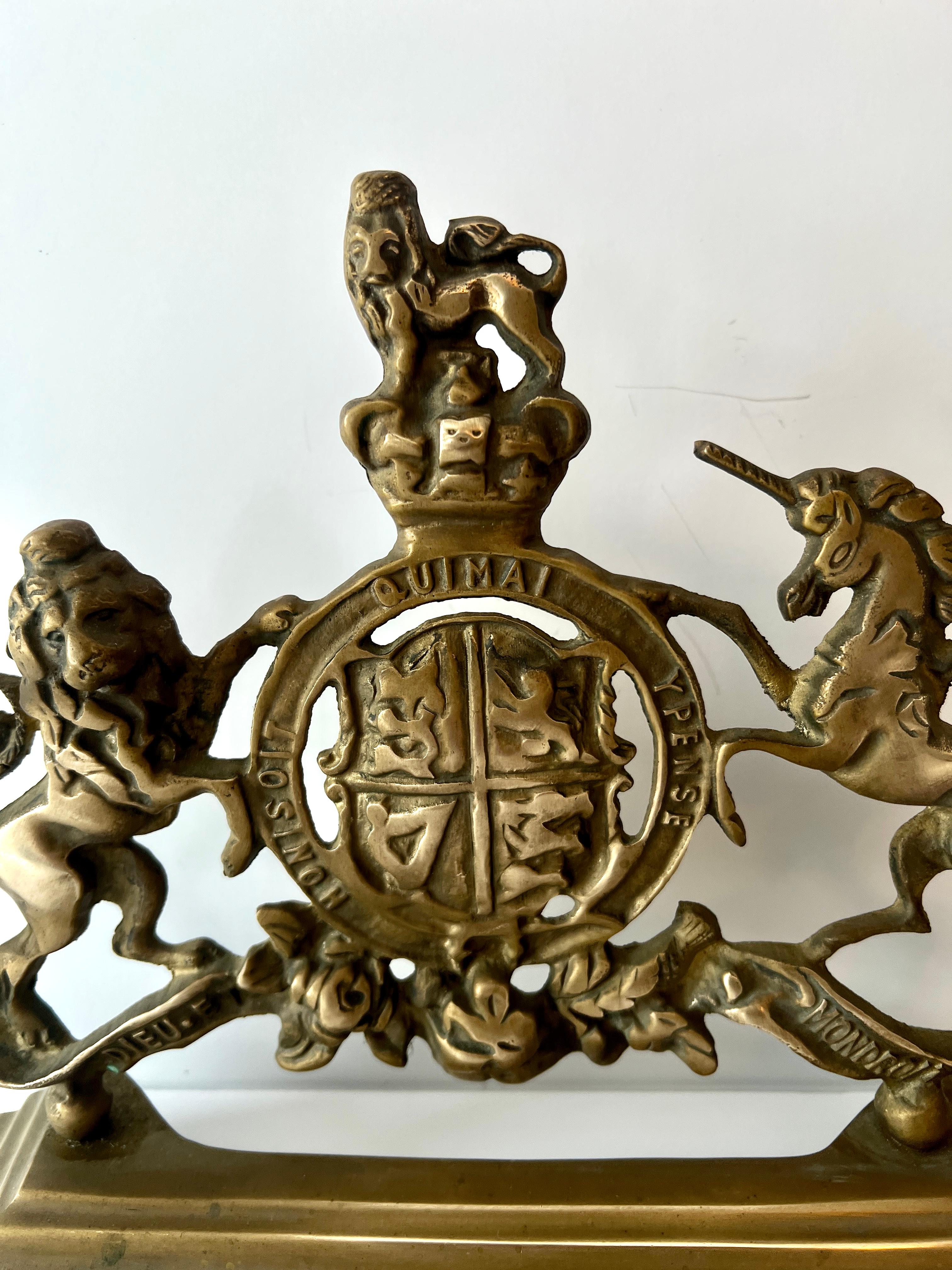 Tope de puerta de latón del siglo XIX con el escudo real británico en venta 5