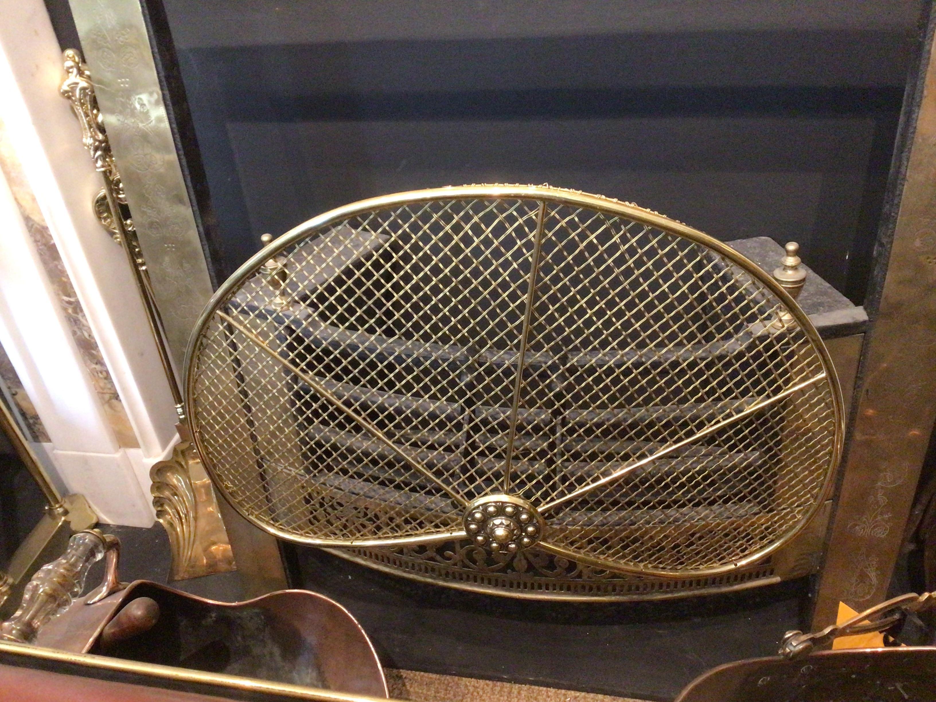 Georgien Pare-étincelles en forme d'éventail en laiton du XIXe siècle en vente