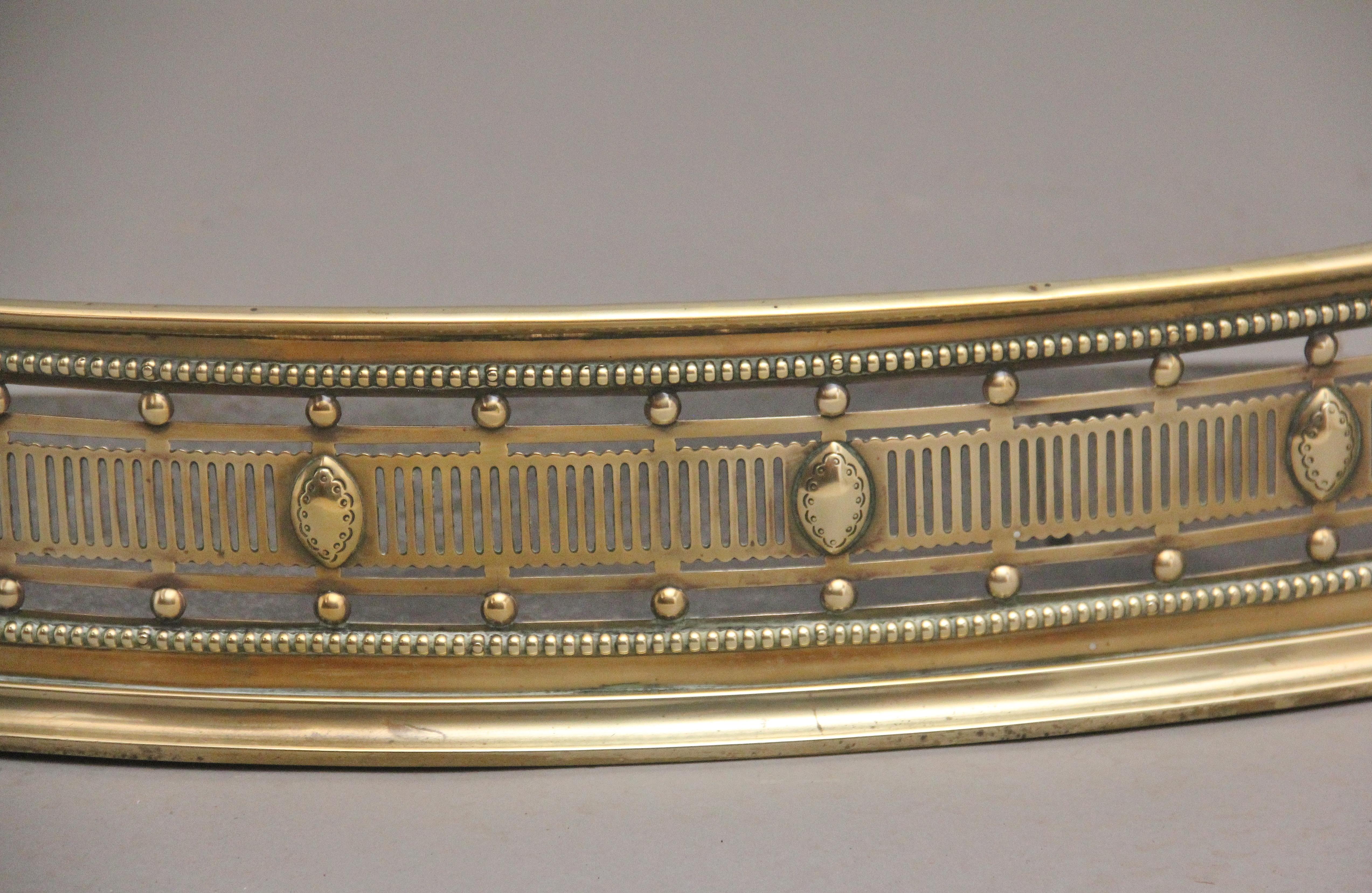 Parabordo in ottone del XIX secolo, altamente decorativo e molto fine, di forma serpeggiante, costituito da un fregio meravigliosamente traforato con motivi ovali stilizzati, con raffinate perline sopra e sotto il fregio, sostenuto da una base a