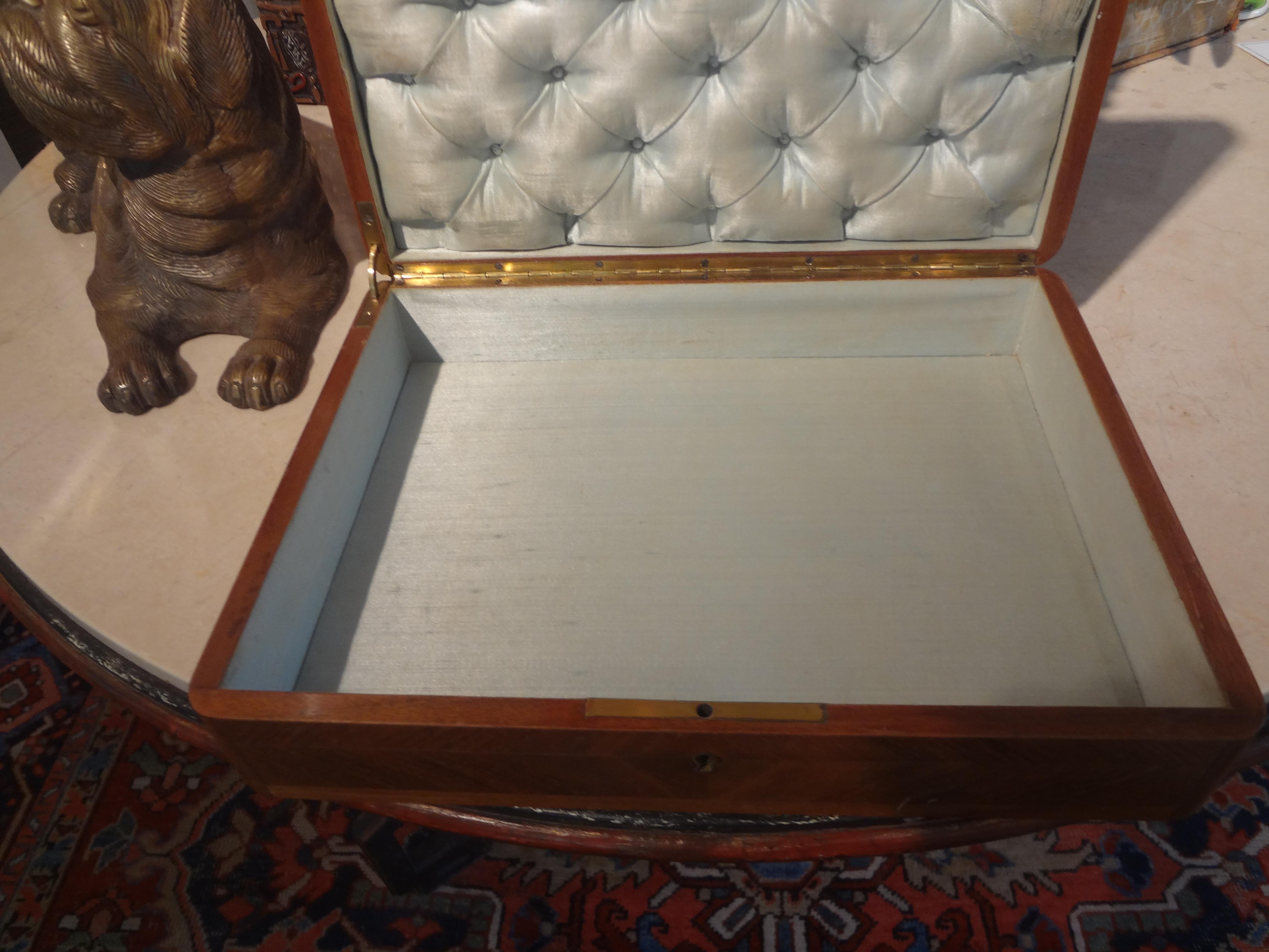 Schachtel aus Walnussholz mit Messingintarsien aus dem 19. Jahrhundert im Angebot 3