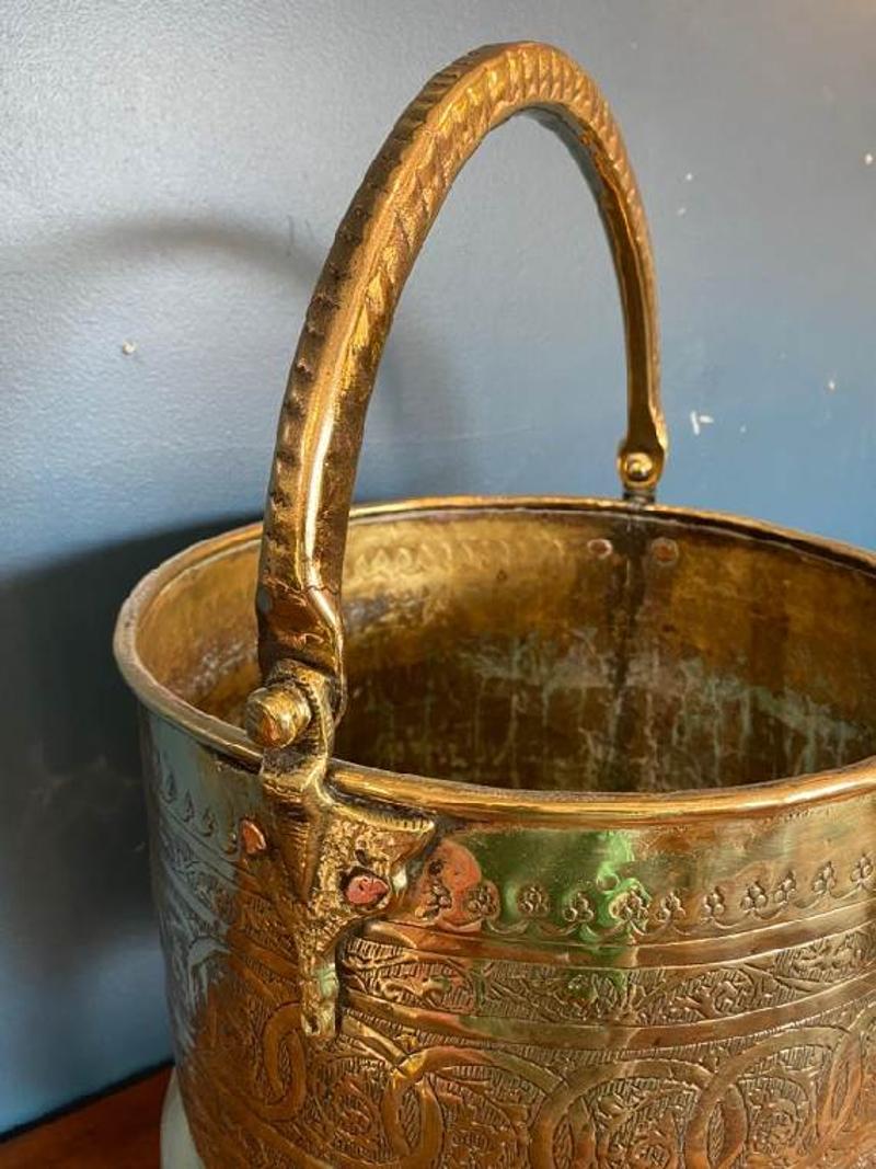 19th Century brass jardinere or cachepot for Kindling
Beautifully etched brass. Recently polished.
Measures: 16