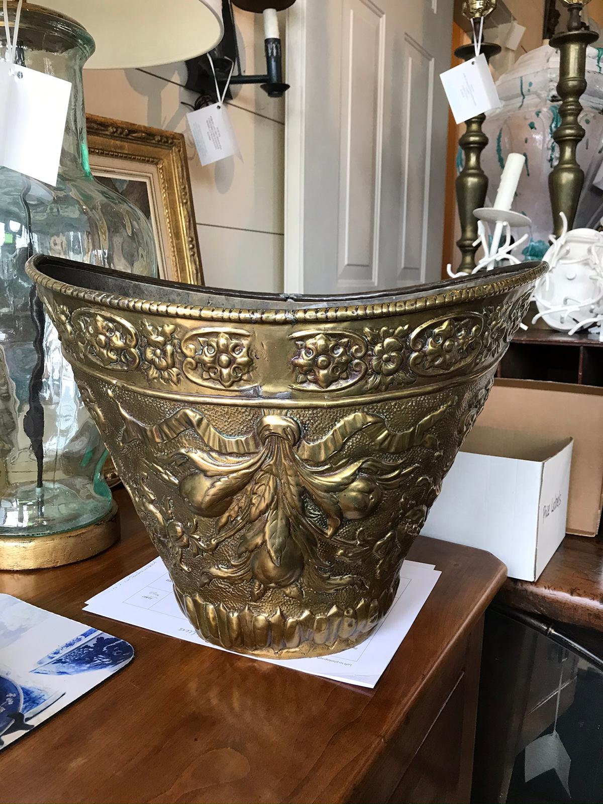 19th Century Brass Kindling Bucket In Good Condition For Sale In Atlanta, GA