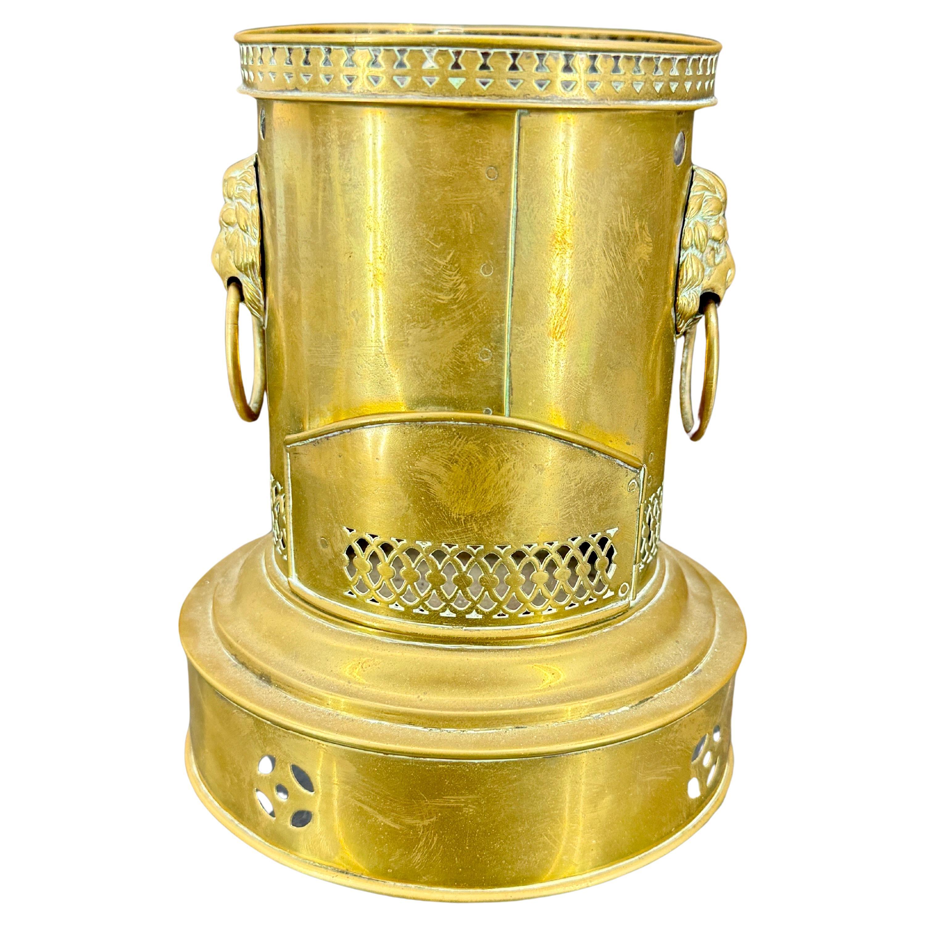 Base per samovar in ottone con teste di leone dell'inizio del XIX secolo.
Impressionante e versatile frammento trovato a Copenaghen. Sarebbe un perfetto portacandele per una candela spessa e altera che si trova sul tavolo da pranzo o sul bancone