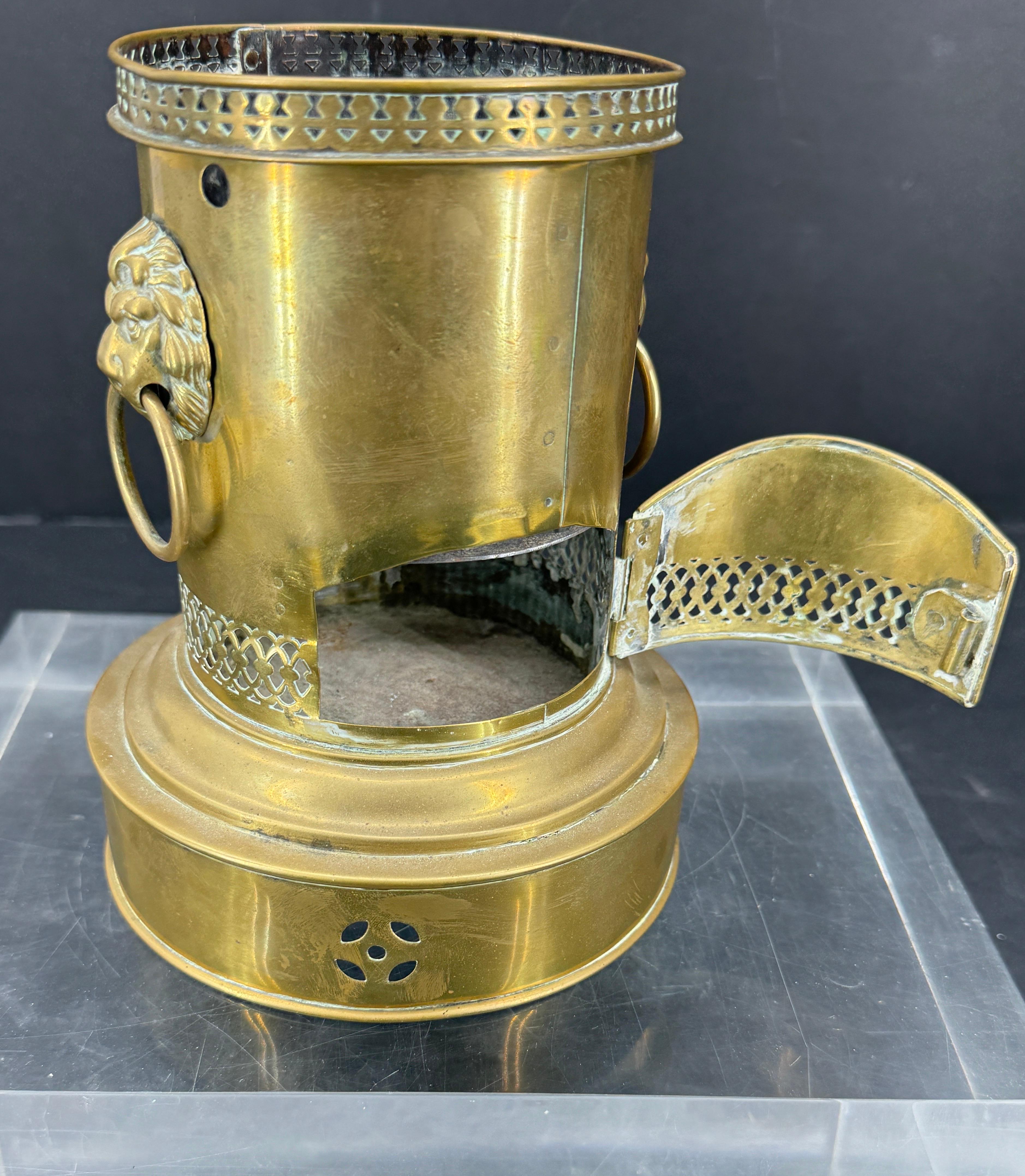 Stile impero Portacandele a base di Samovar con teste di leone in ottone del XIX secolo in vendita