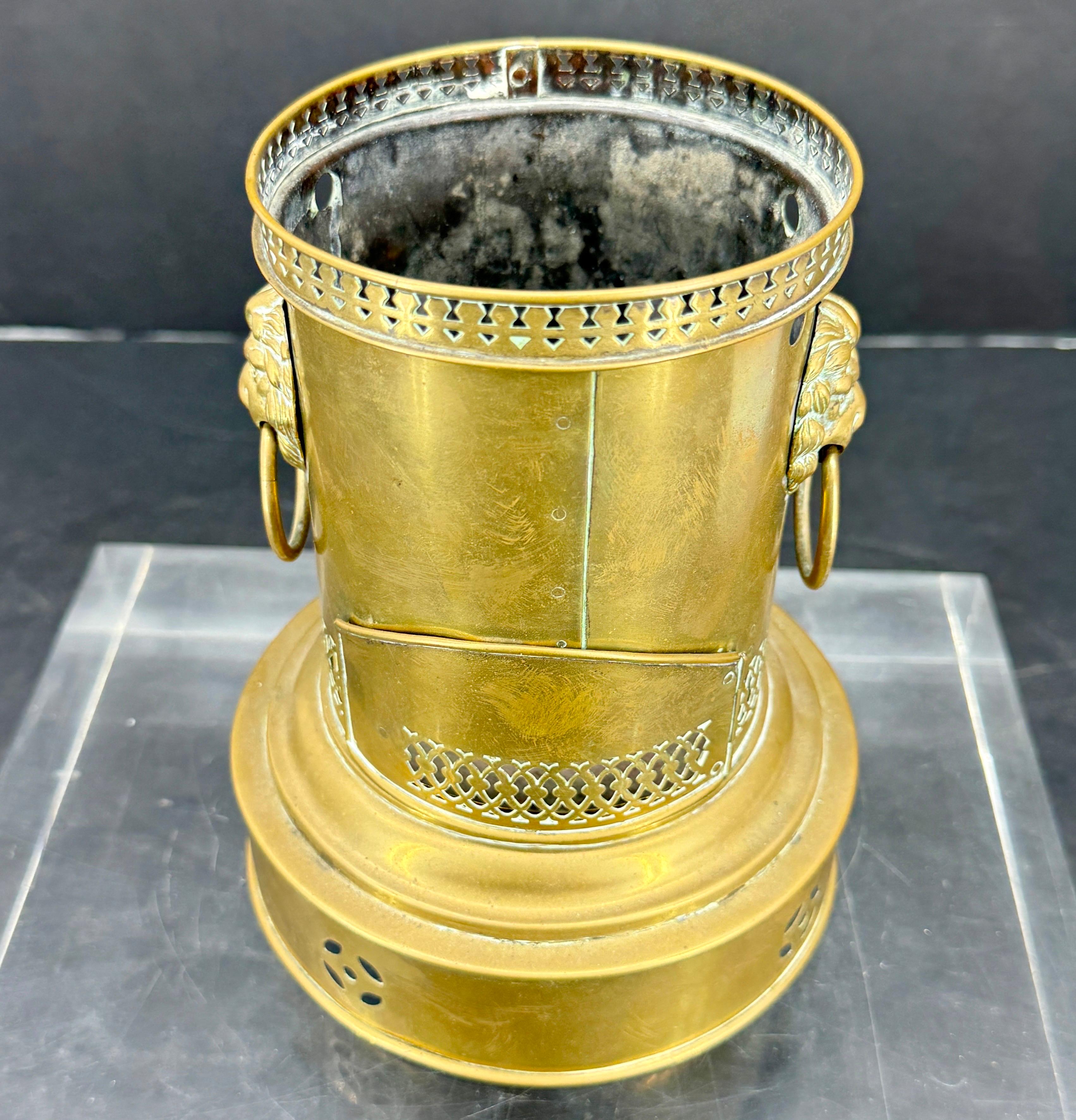 Danese Portacandele a base di Samovar con teste di leone in ottone del XIX secolo in vendita