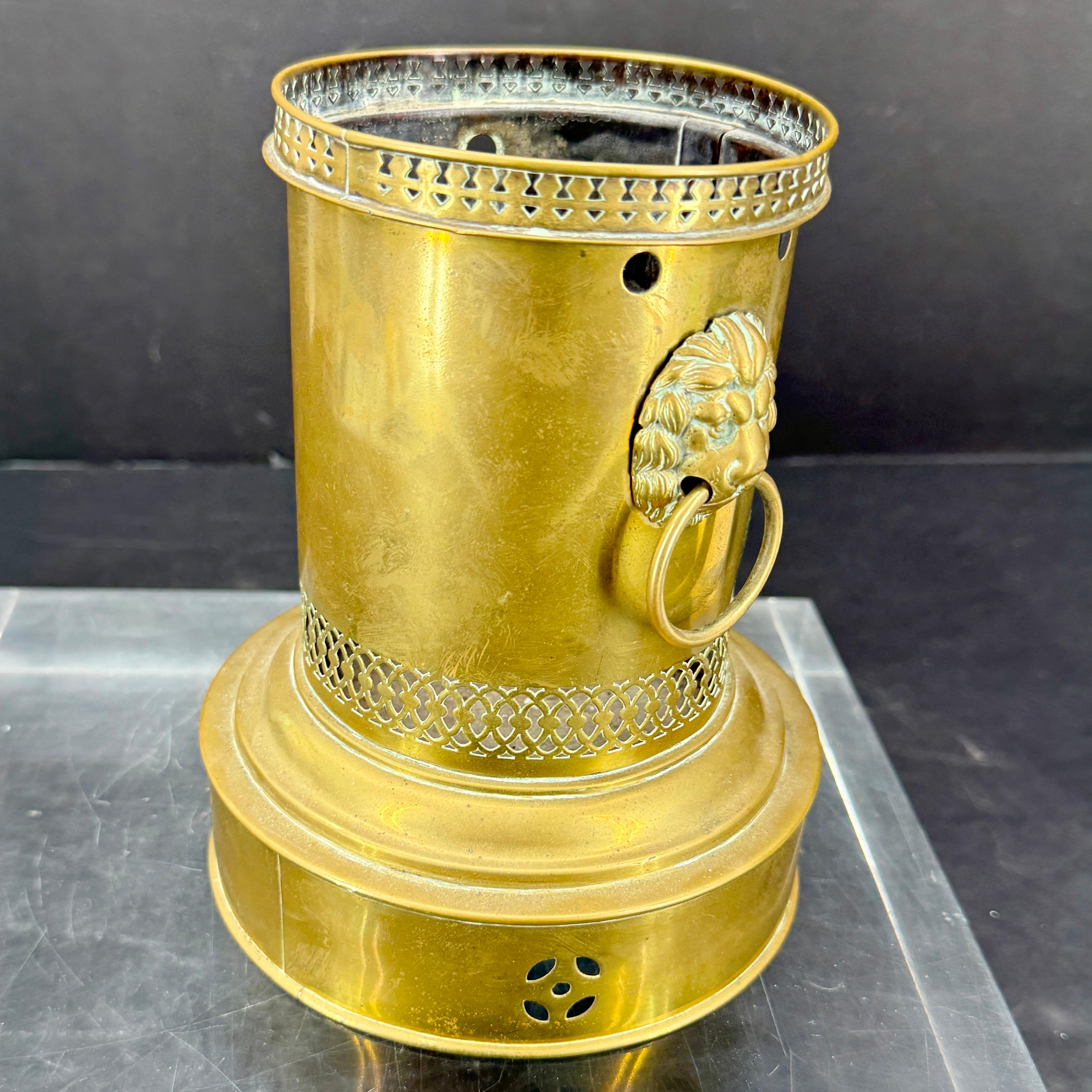 Fatto a mano Portacandele a base di Samovar con teste di leone in ottone del XIX secolo in vendita