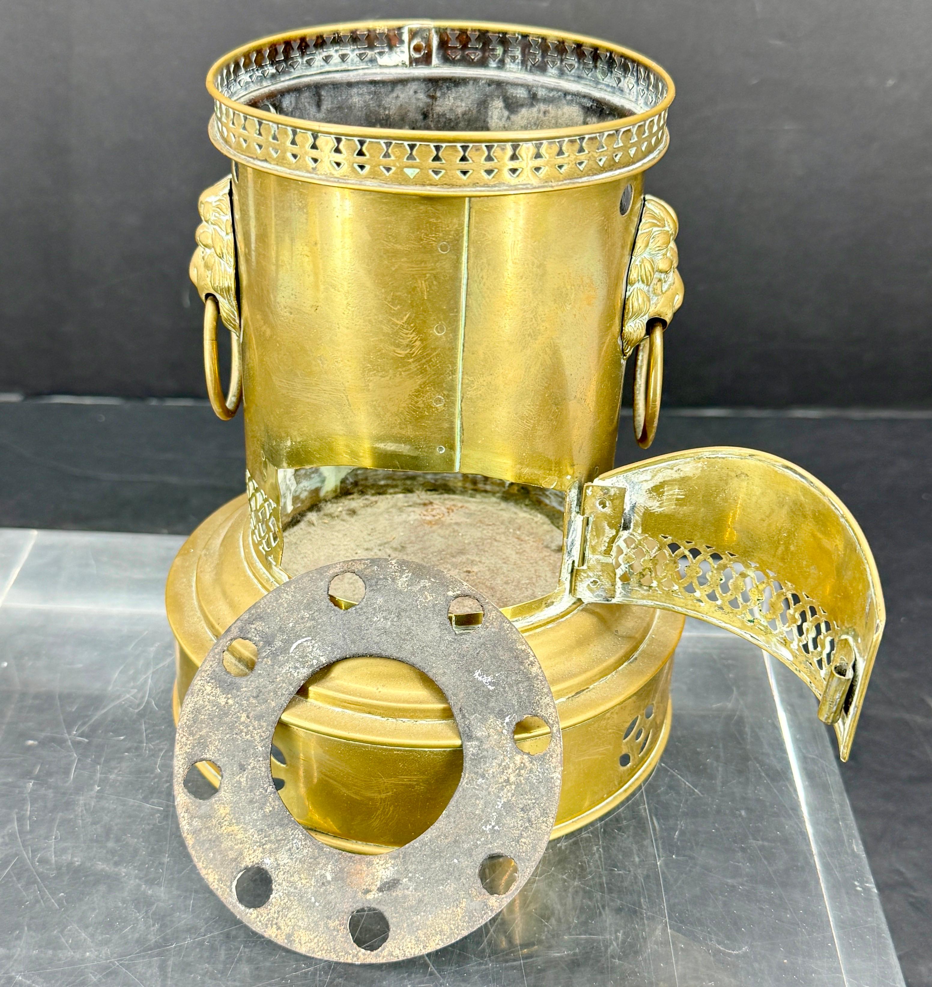 Portacandele a base di Samovar con teste di leone in ottone del XIX secolo In condizioni buone in vendita a Haddonfield, NJ