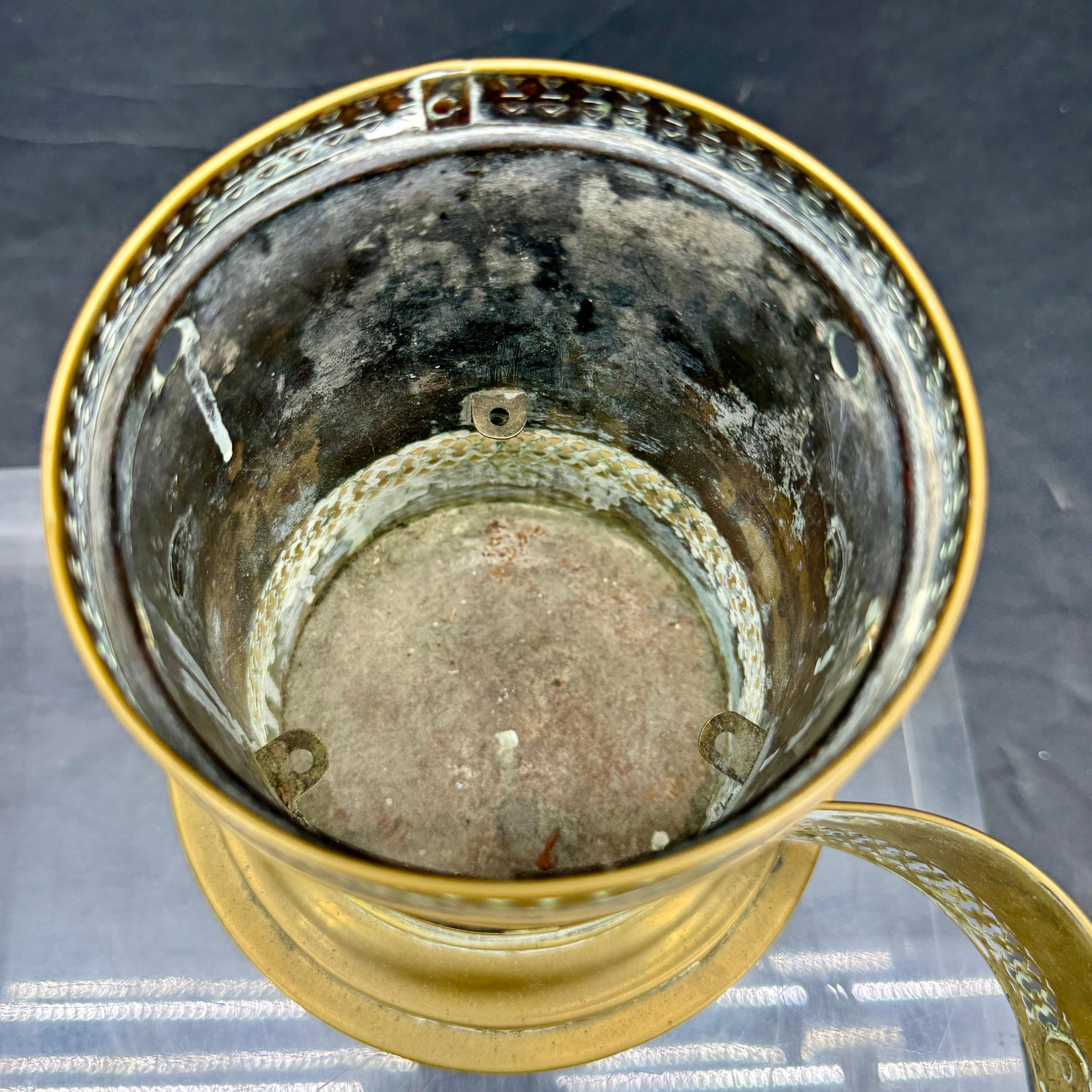 Ottone Portacandele a base di Samovar con teste di leone in ottone del XIX secolo in vendita