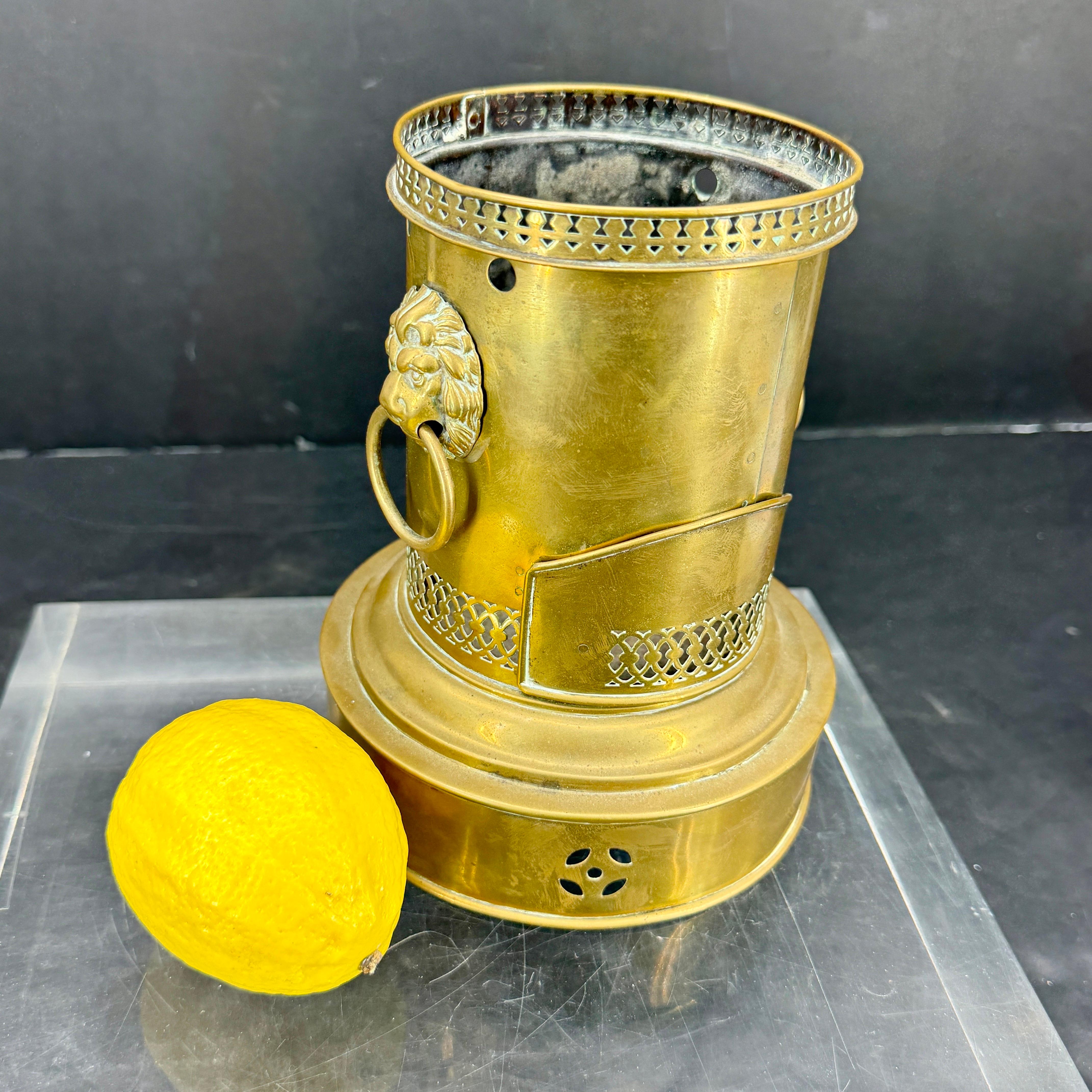 Portacandele a base di Samovar con teste di leone in ottone del XIX secolo in vendita 2