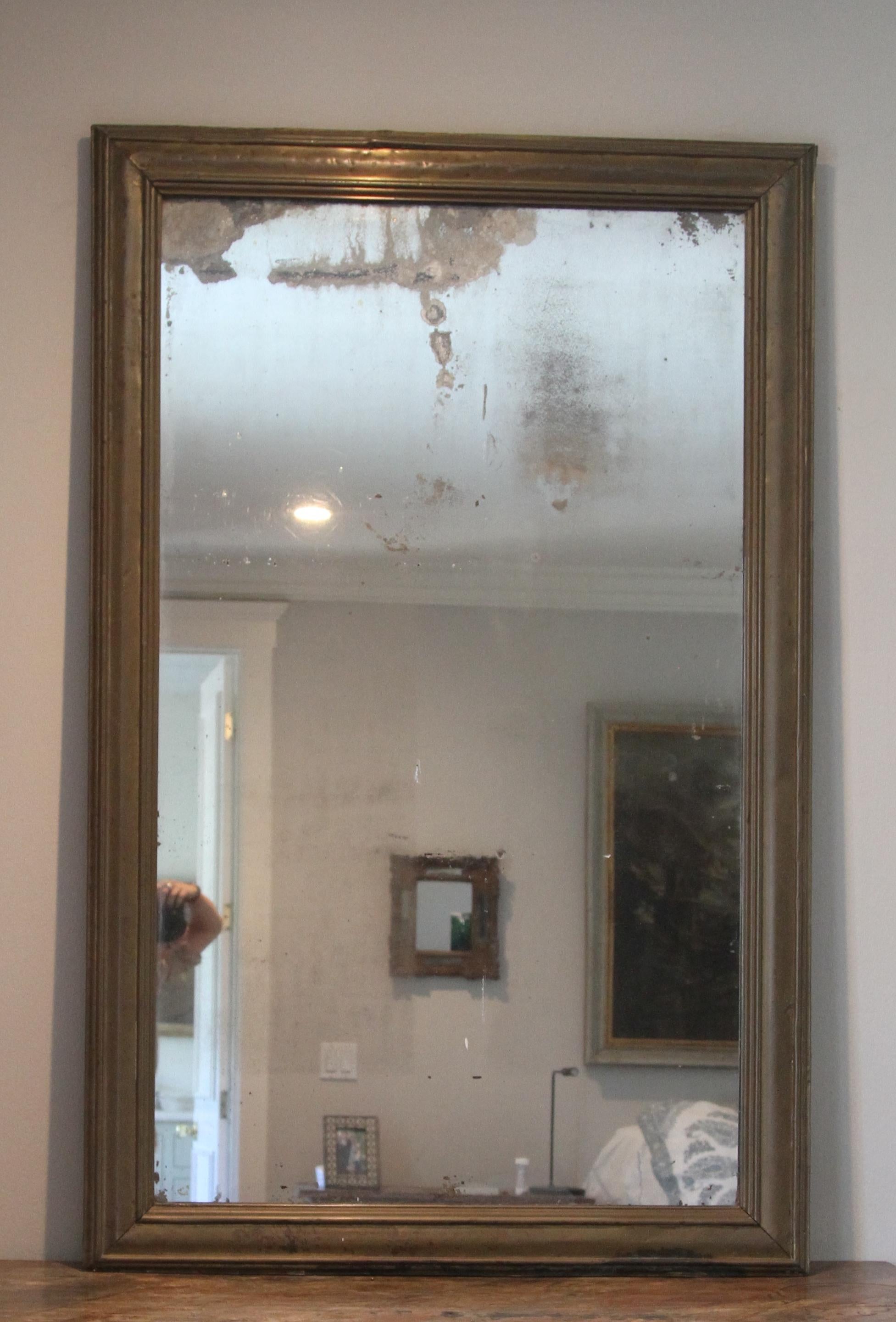 Miroir monumental en laiton avec le miroir original au mercure, ce miroir est stupéfiant par sa taille et sa forme et la beauté du miroir original, le miroir a une valeur décorative merveilleuse pour n'importe quelle pièce, le laiton peut être