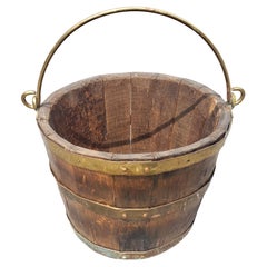 Cubo con asa de roble y montura de latón del siglo XIX