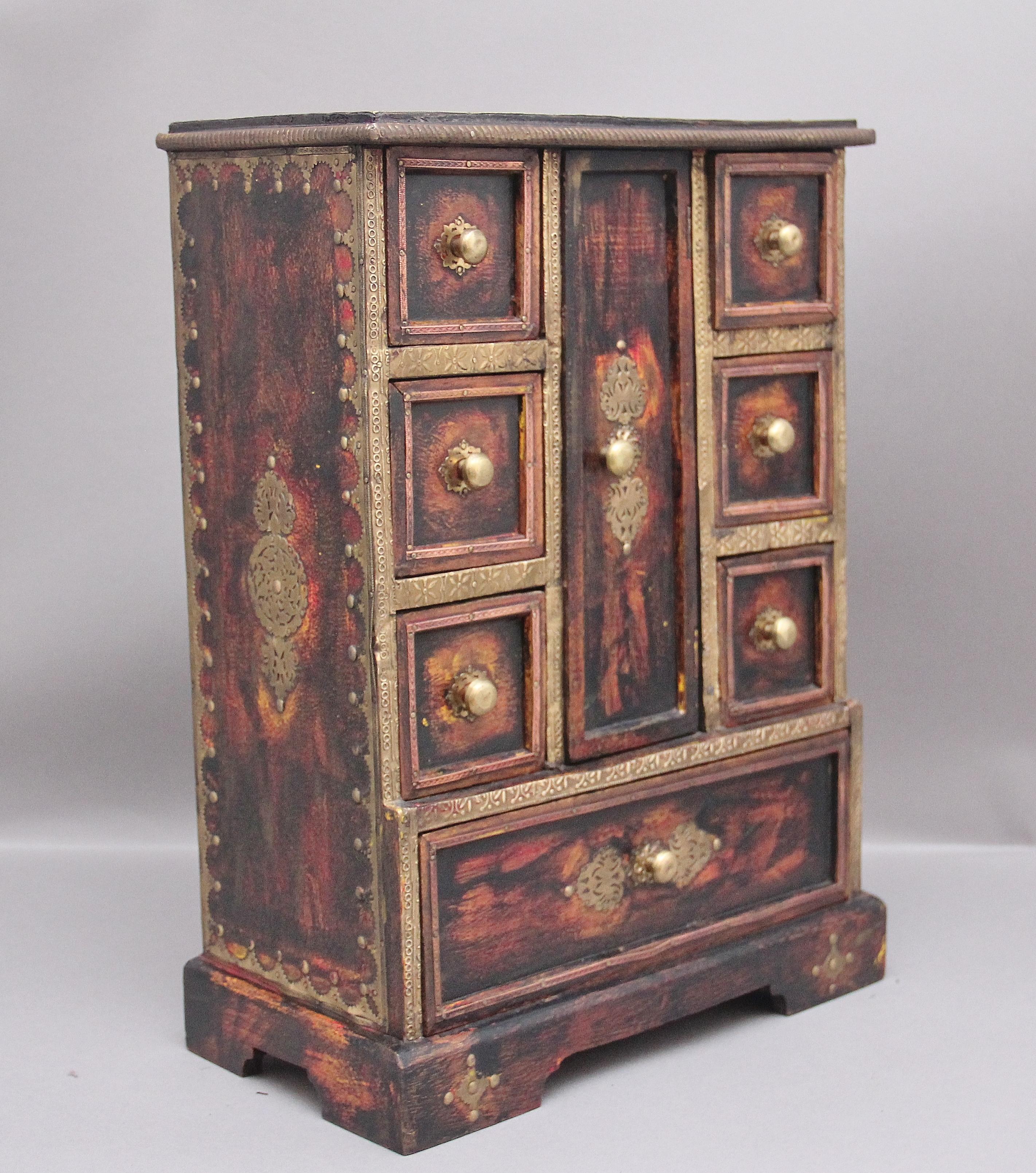 19. Jahrhundert Messing montiert Tisch Kabinett im Zustand „Gut“ im Angebot in Martlesham, GB