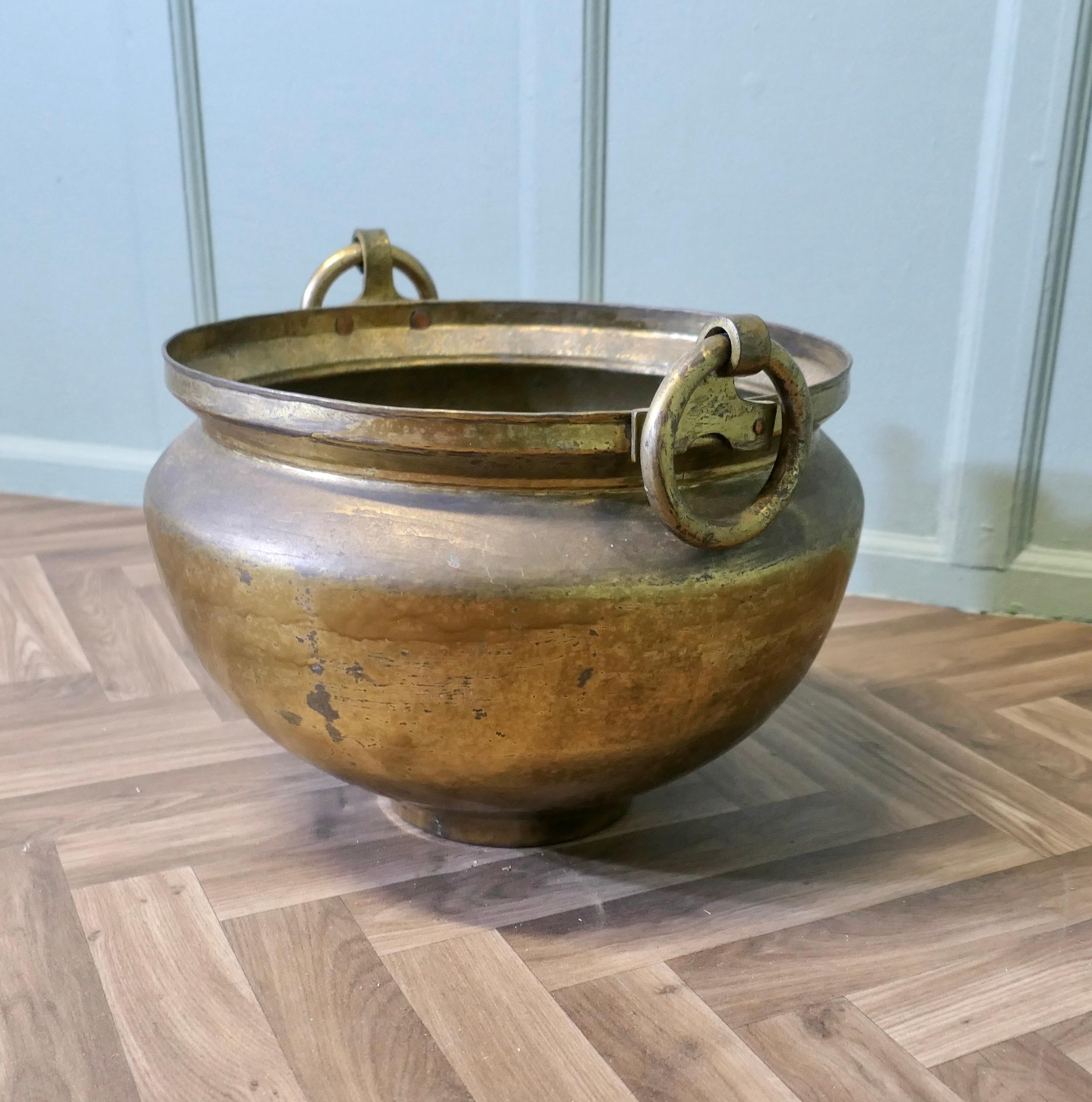 Arts and Crafts Jardinière en laiton du 19e siècle avec poignées en anneau en vente