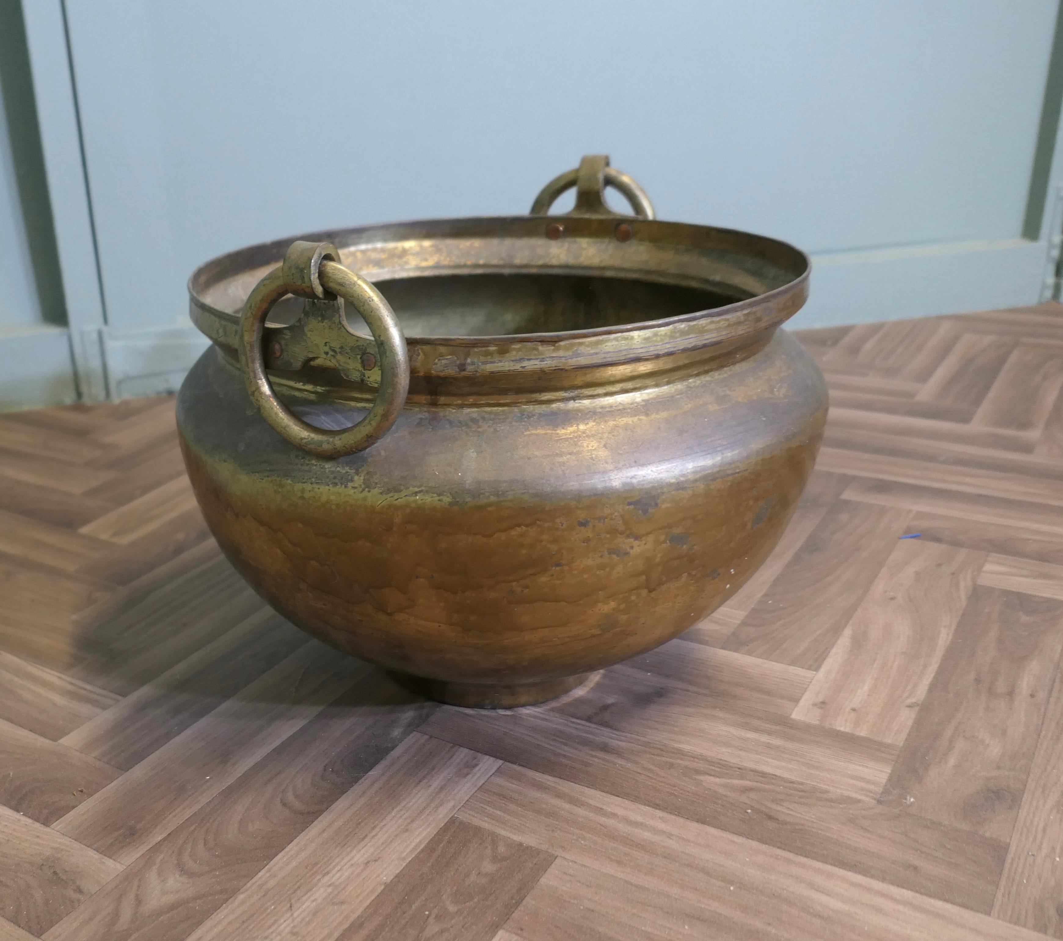 XIXe siècle Jardinière en laiton du 19e siècle avec poignées en anneau en vente
