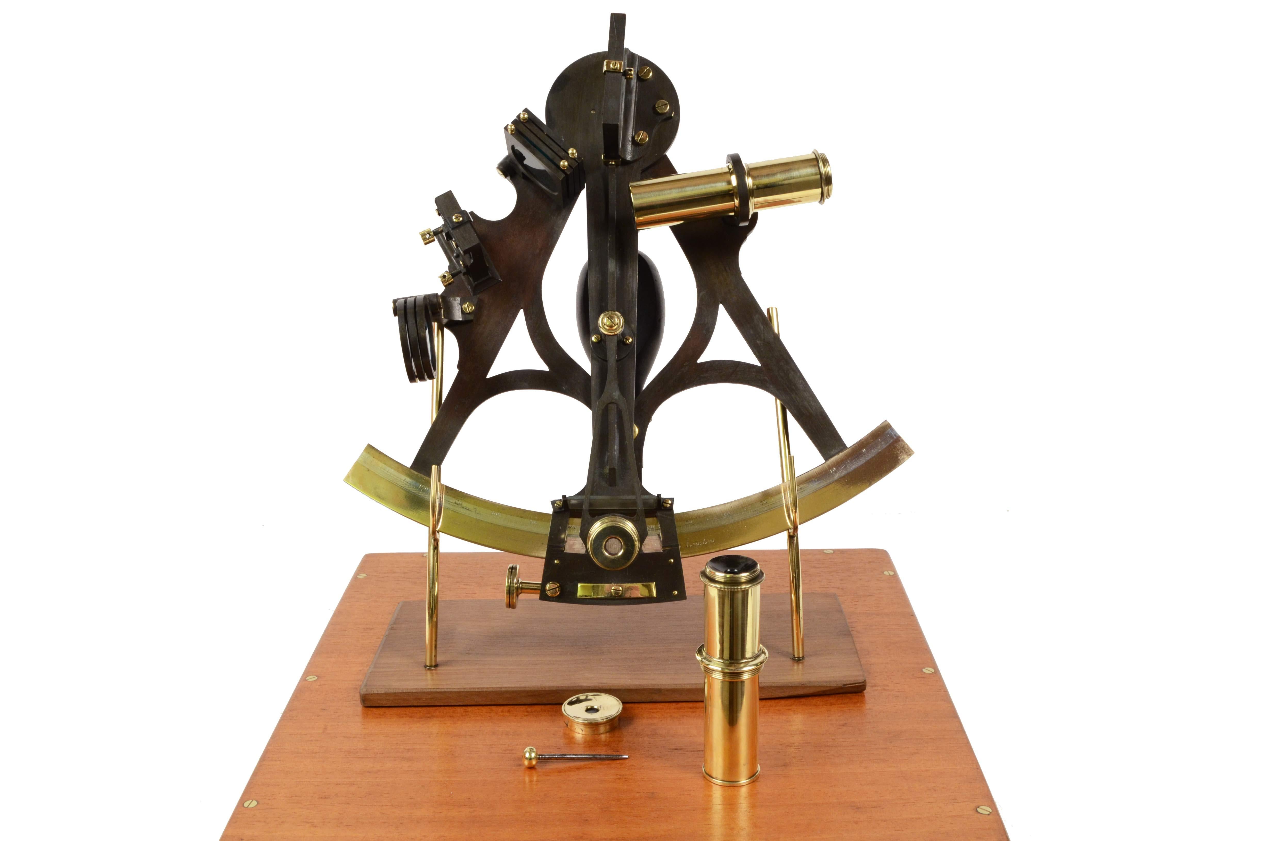 Burnished brass sextant signed Mc Millan & Talbott 13 Tower Hill London of the second half of XIX century complete with lenses and accessories, placed in its beautiful original wood box complete with lock and brass hinges. Flap and vernier made of
