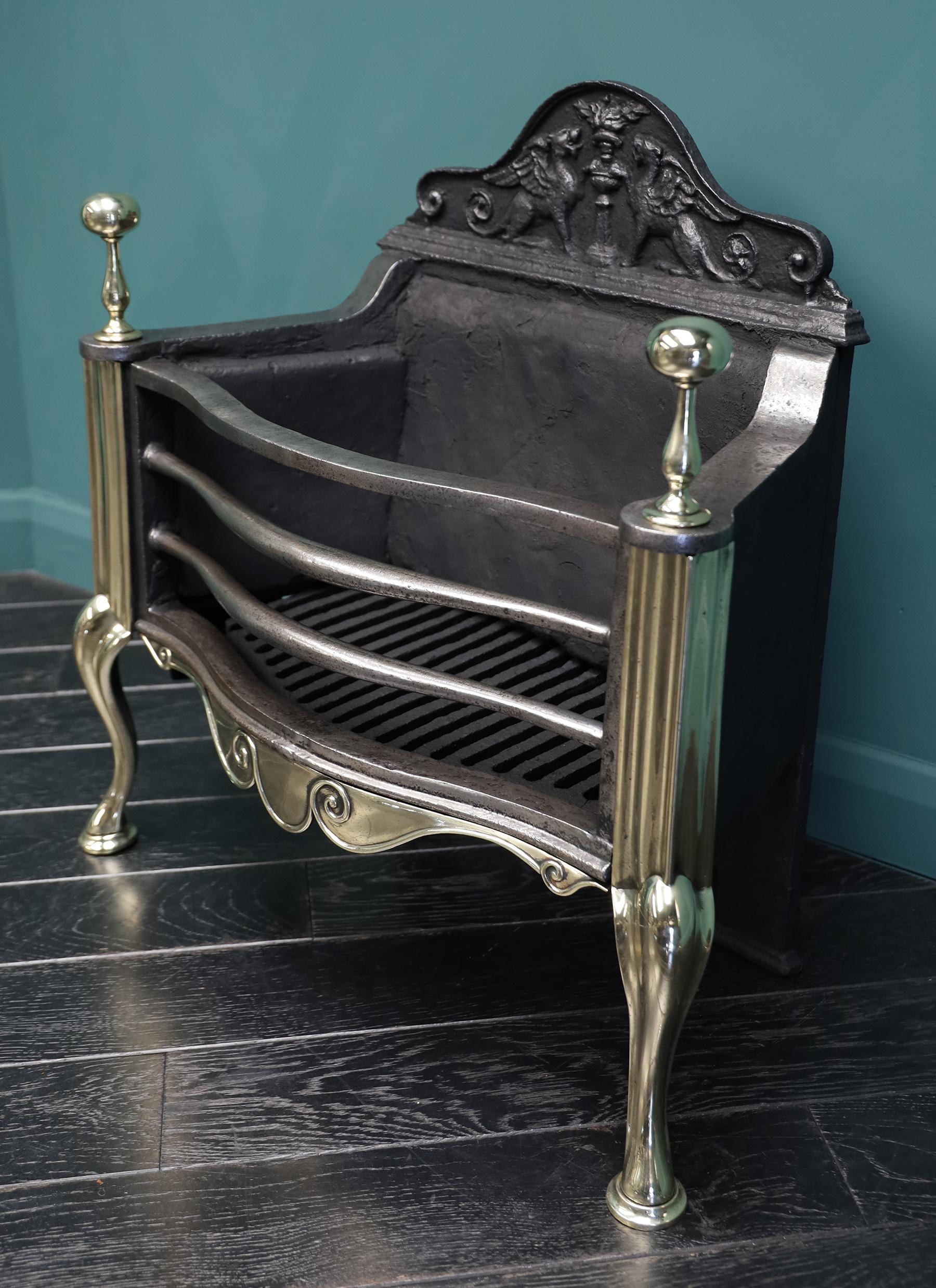 Cestello da fuoco in ottone e acciaio di Thomas Elsley di Londra, del XIX secolo, con traforo a volute tra gambe cabriole sagomate alla maniera di Queen Anne. Barre anteriori sagomate in acciaio lucido con eleganti terminali a sfera in alto e una