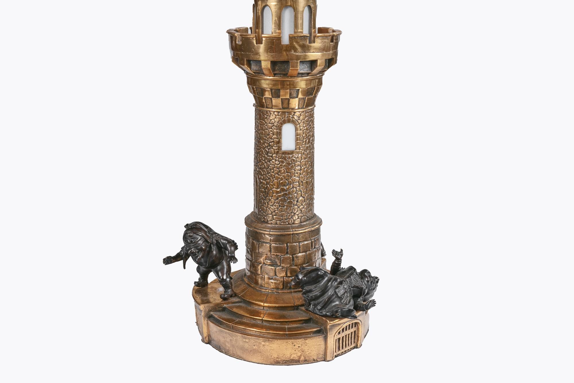 Lampe de table en laiton du 19e siècle en forme de phare avec trois personnages humoristiques en bronze.