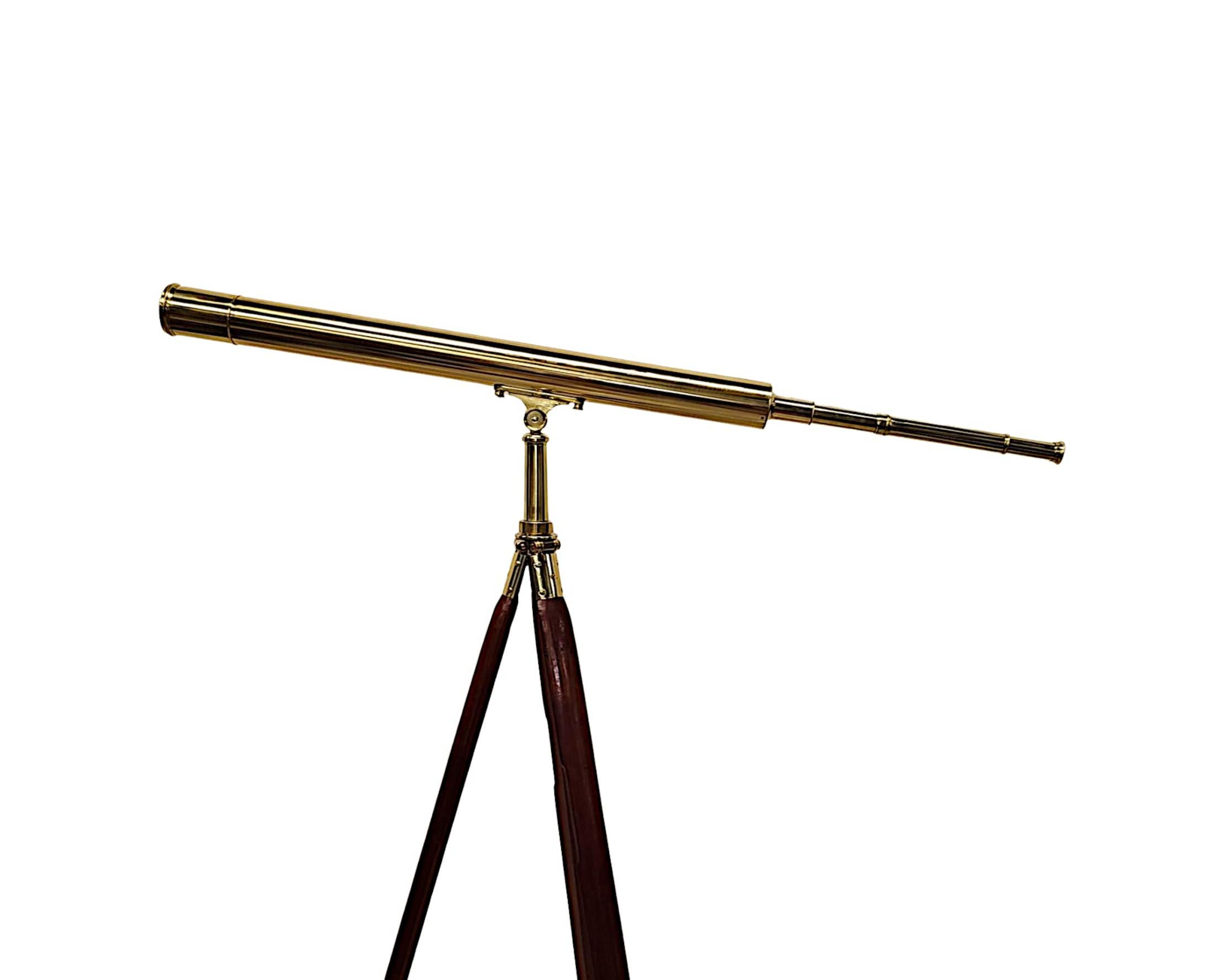 Un fabuleux télescope à trois tiroirs en laiton du 19ème siècle par 'Broadhust and Clarkson, London', vers 1880.  Cette pièce étonnante est d'une qualité exceptionnelle, entièrement restaurée et dotée d'une excellente optique.  Le télescope en