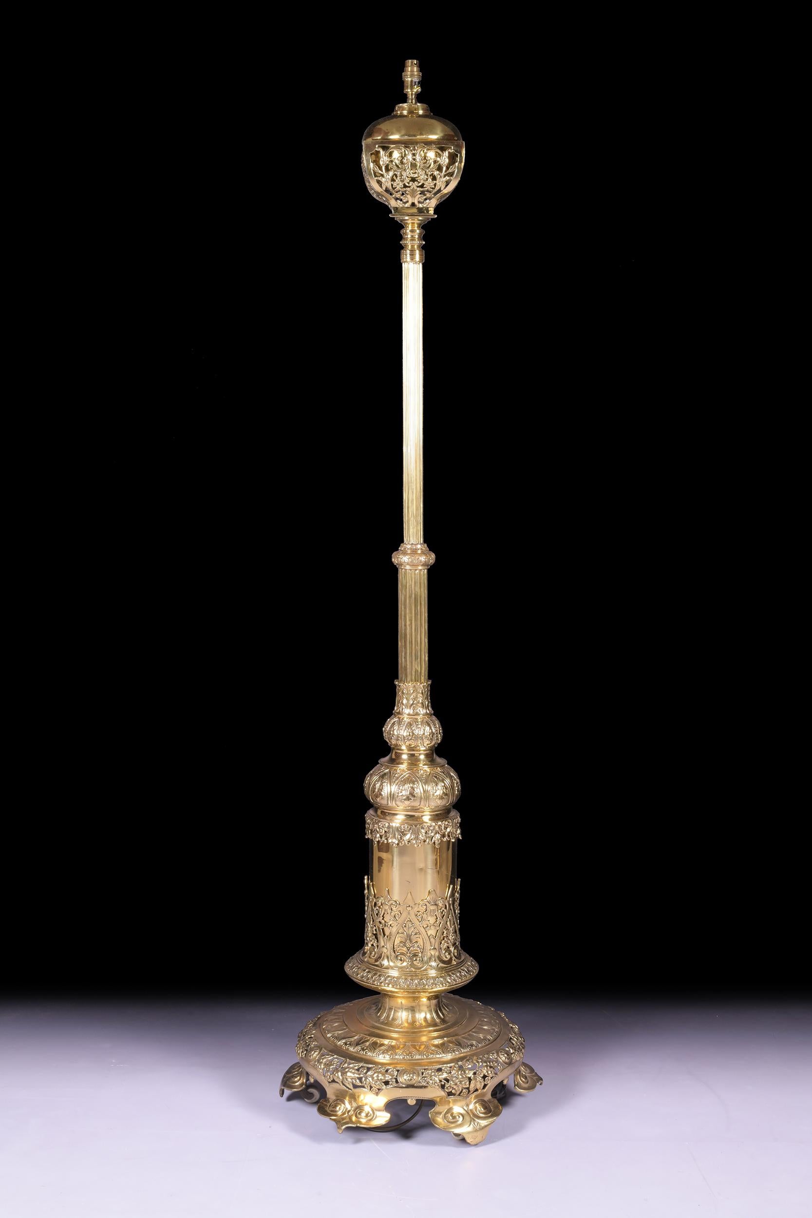 An exceptional quality 19th century brass standard lamp. This highly attractive and exhibition quality Victorian telescopic brass floor standard lamp now converted to electricity.
This lamp features a cylindrical reeded column decorated with