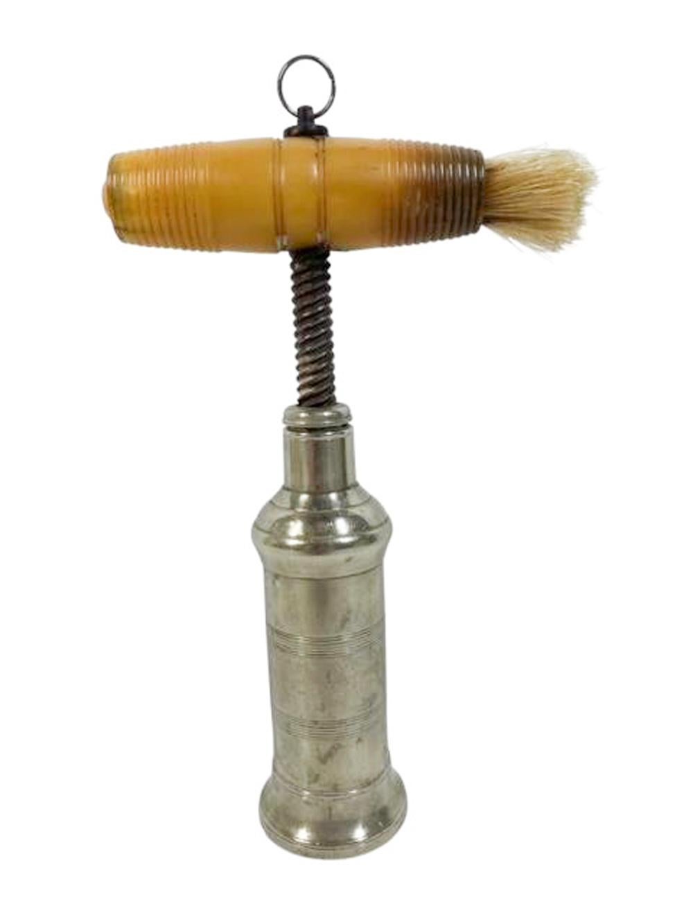 Tire-bouchon du XIXe siècle de type Thomason avec mécanisme à double vis 
et ayant un corps cylindrique en laiton avec des bandes d'anneaux estampés, surmonté d'un manche en corne de bœuf avec des anneaux tournés et une brosse en poils de sanglier.