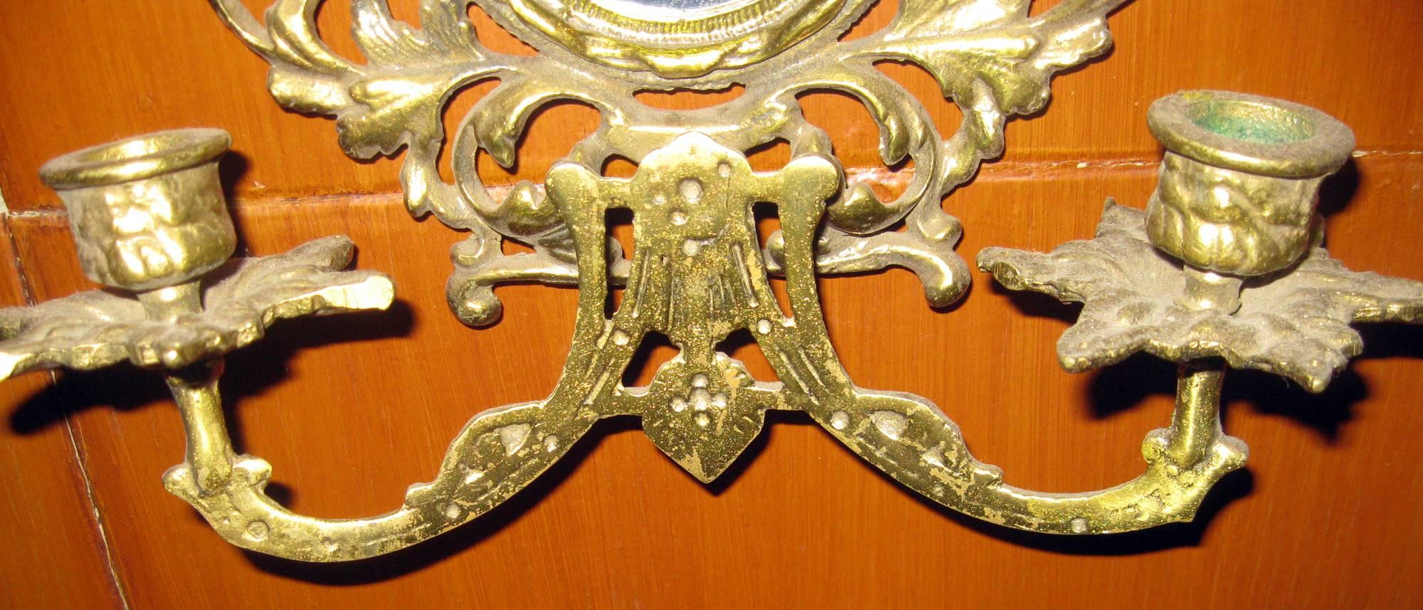 Belle Époque Appliques murales à deux bougies en laiton du XIXe siècle avec miroir en vente