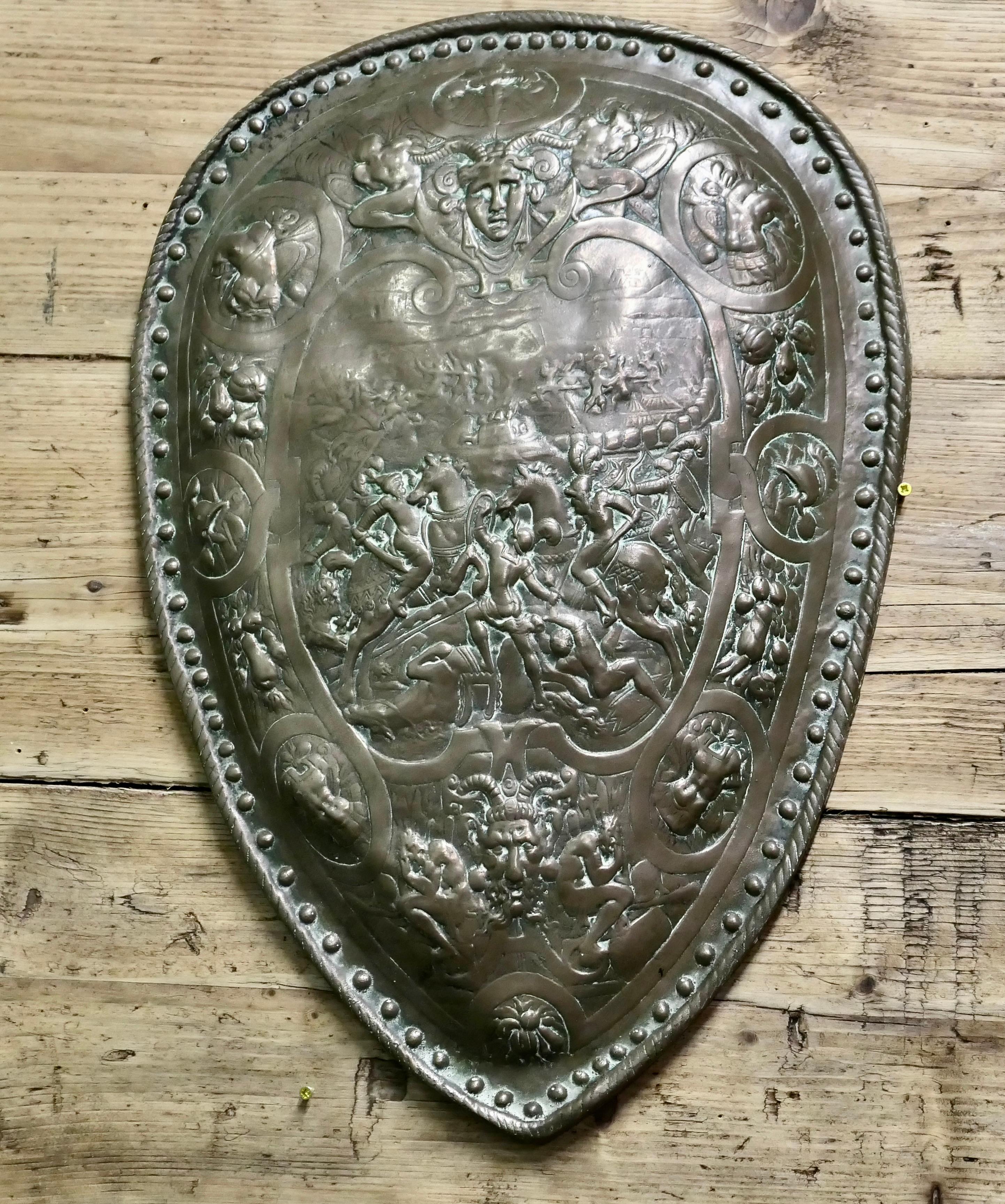 Scudo da parete in ottone del XIX secolo

Uno scudo decorativo gotico da appendere alla parete, realizzato a mano in ottone. Lo scudo è decorato con guerrieri e bestie mitiche, con due immagini dell'uomo verde.

Lo scudo è un pezzo decorativo