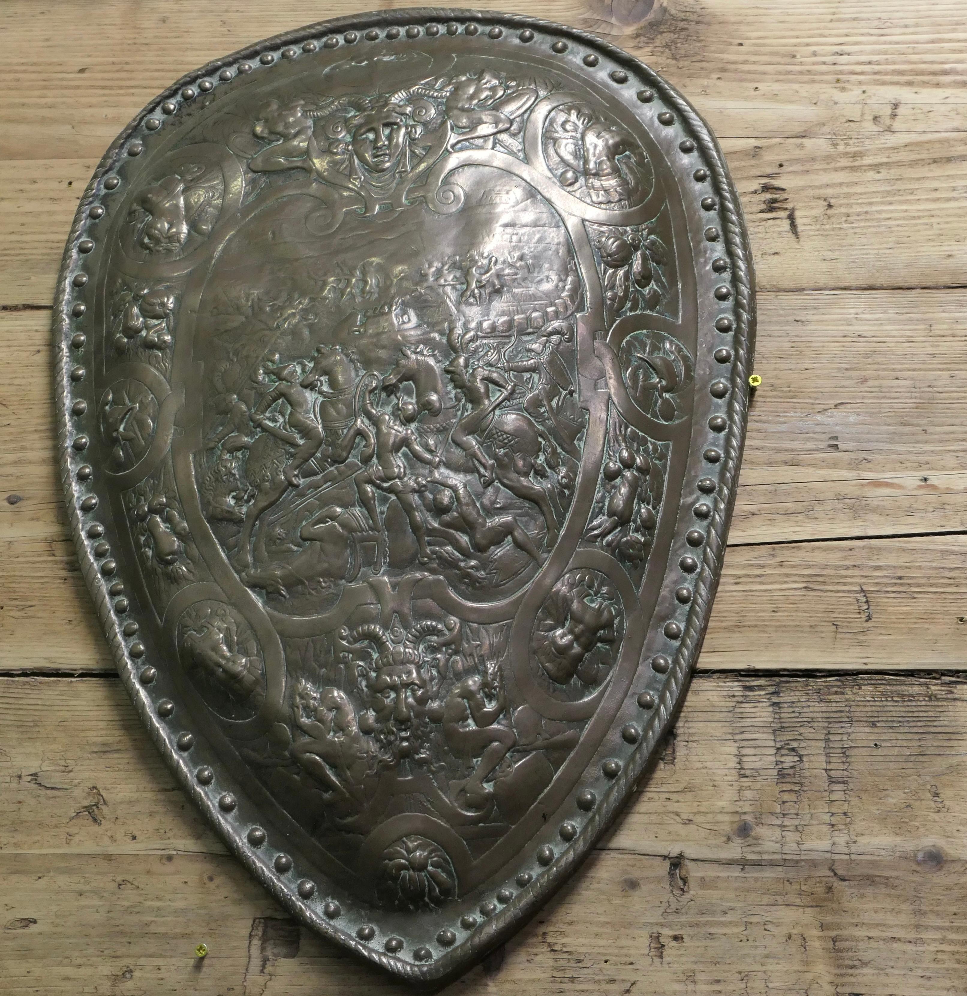 Gotico Scudo da parete in ottone del XIX secolo  Scudo decorativo gotico da parete in vendita