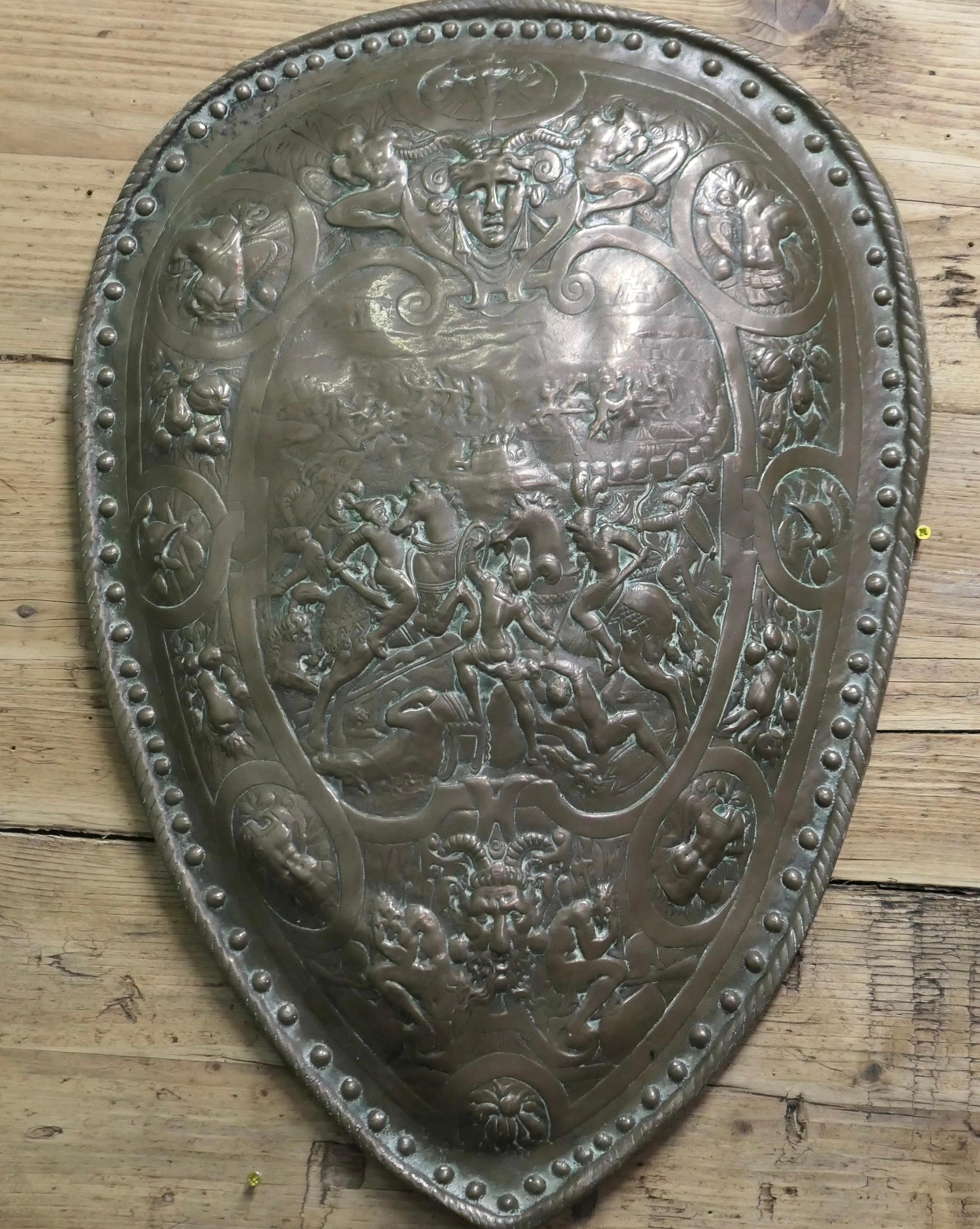 Scudo da parete in ottone del XIX secolo  Scudo decorativo gotico da parete In condizioni buone in vendita a Godshill, Isle of Wight