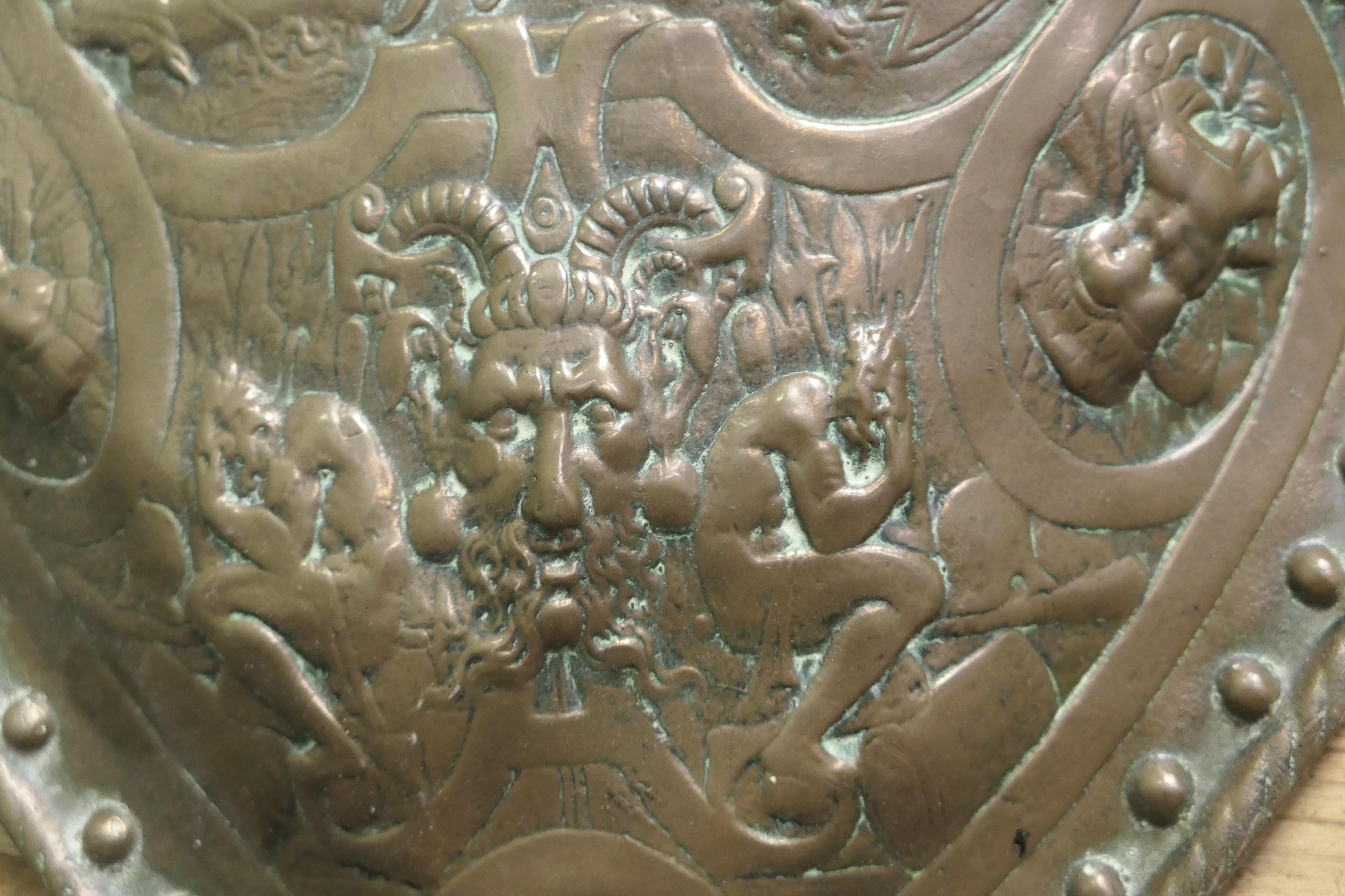 Scudo da parete in ottone del XIX secolo  Scudo decorativo gotico da parete in vendita 1