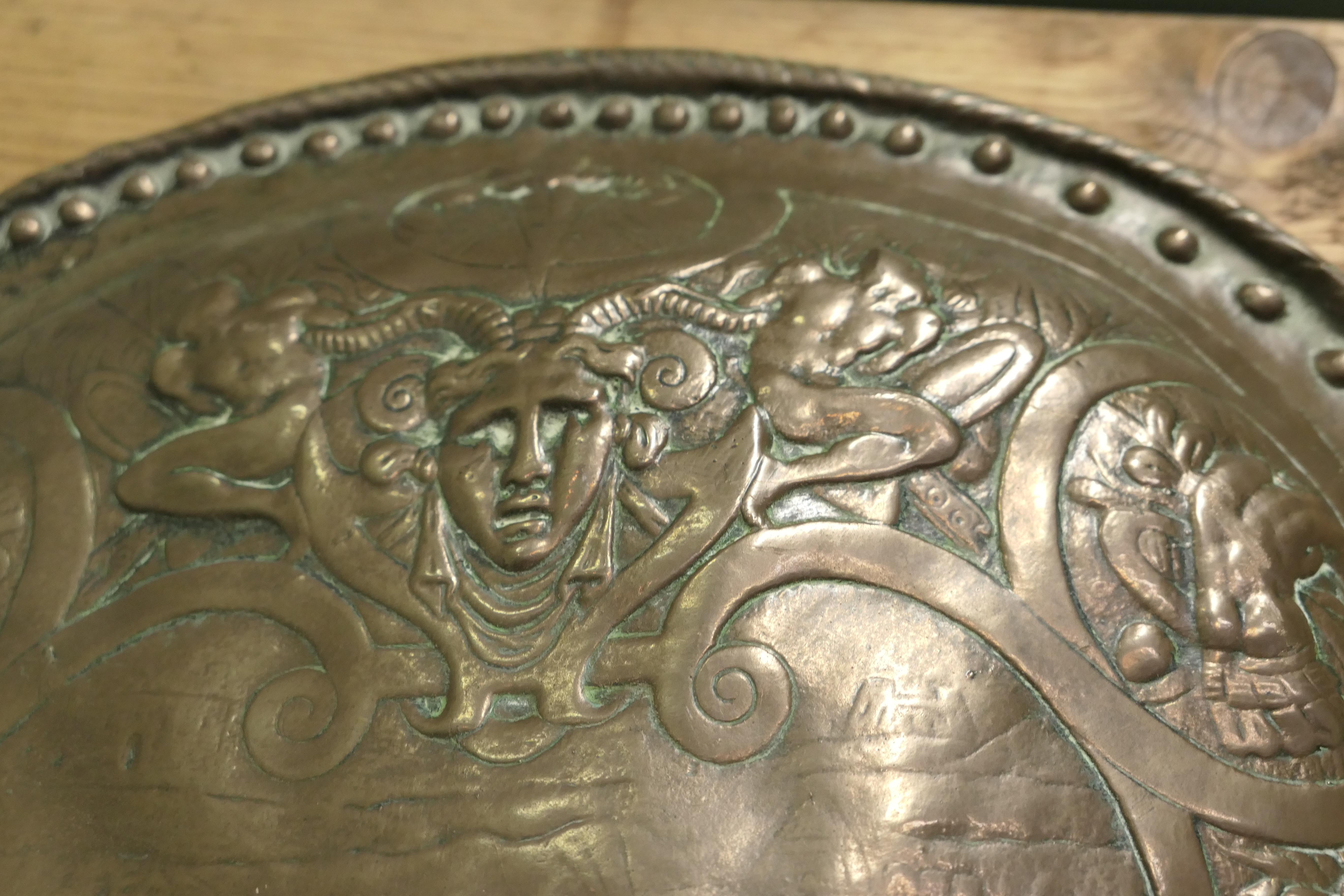 Scudo da parete in ottone del XIX secolo  Scudo decorativo gotico da parete in vendita 2