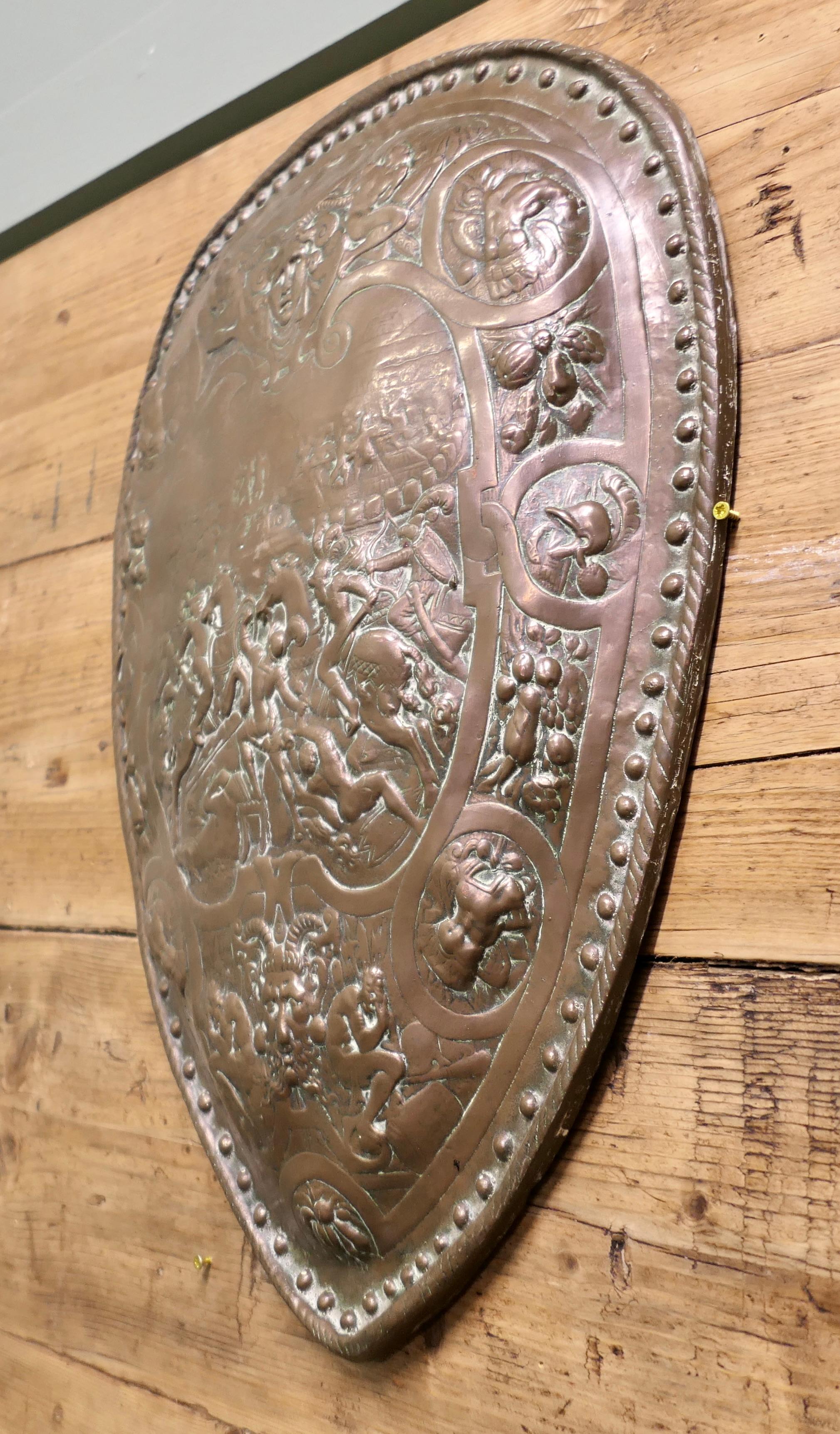 Scudo da parete in ottone del XIX secolo  Scudo decorativo gotico da parete in vendita 3