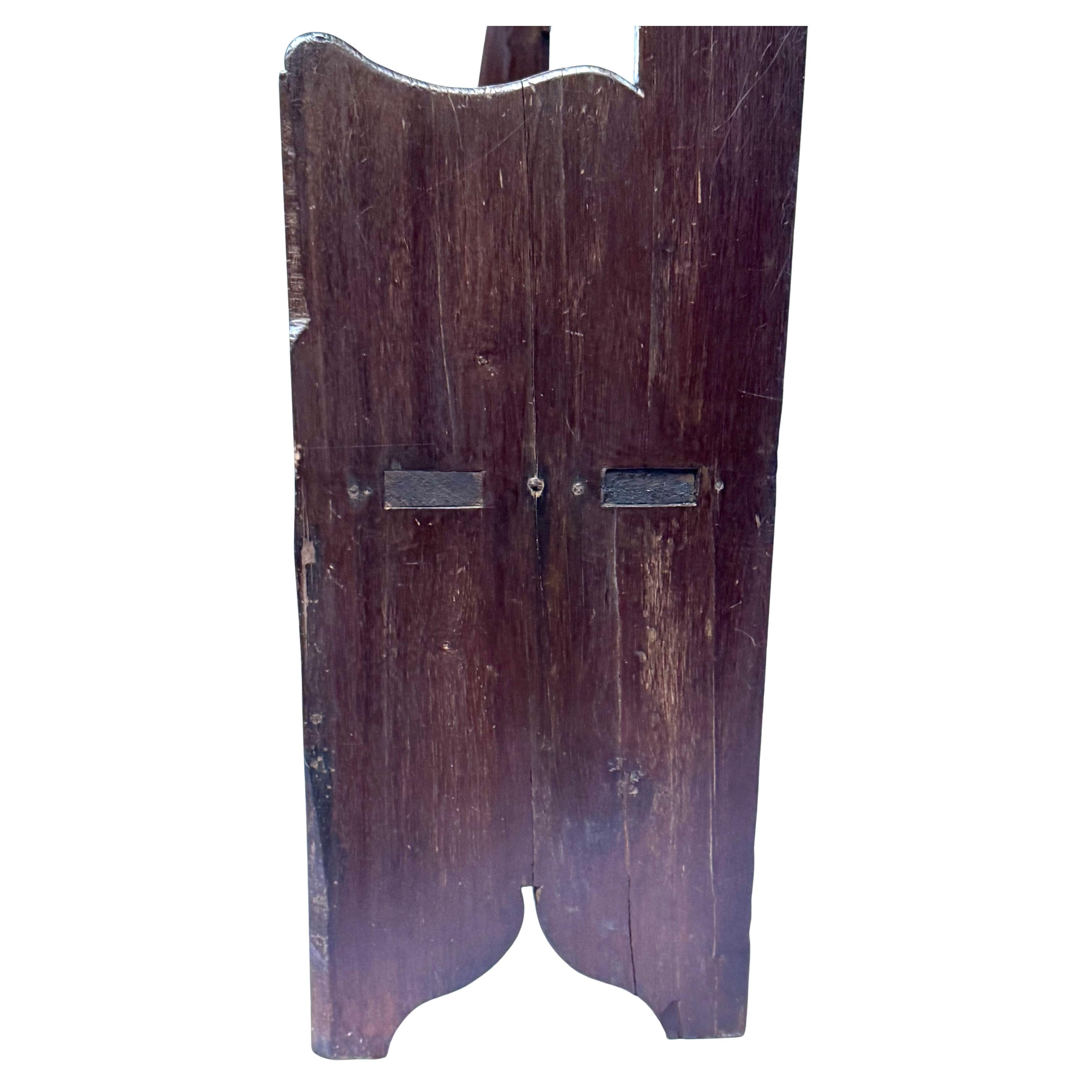 Banco Colonial Brasileño del Siglo XIX en Vinhático y Sucupira - Minas Gerais, Circa 1860

Este banco macizo, un ejemplo raro y bellamente auténtico de la artesanía rural brasileña del siglo XIX, procede del histórico estado de Minas Gerais, una