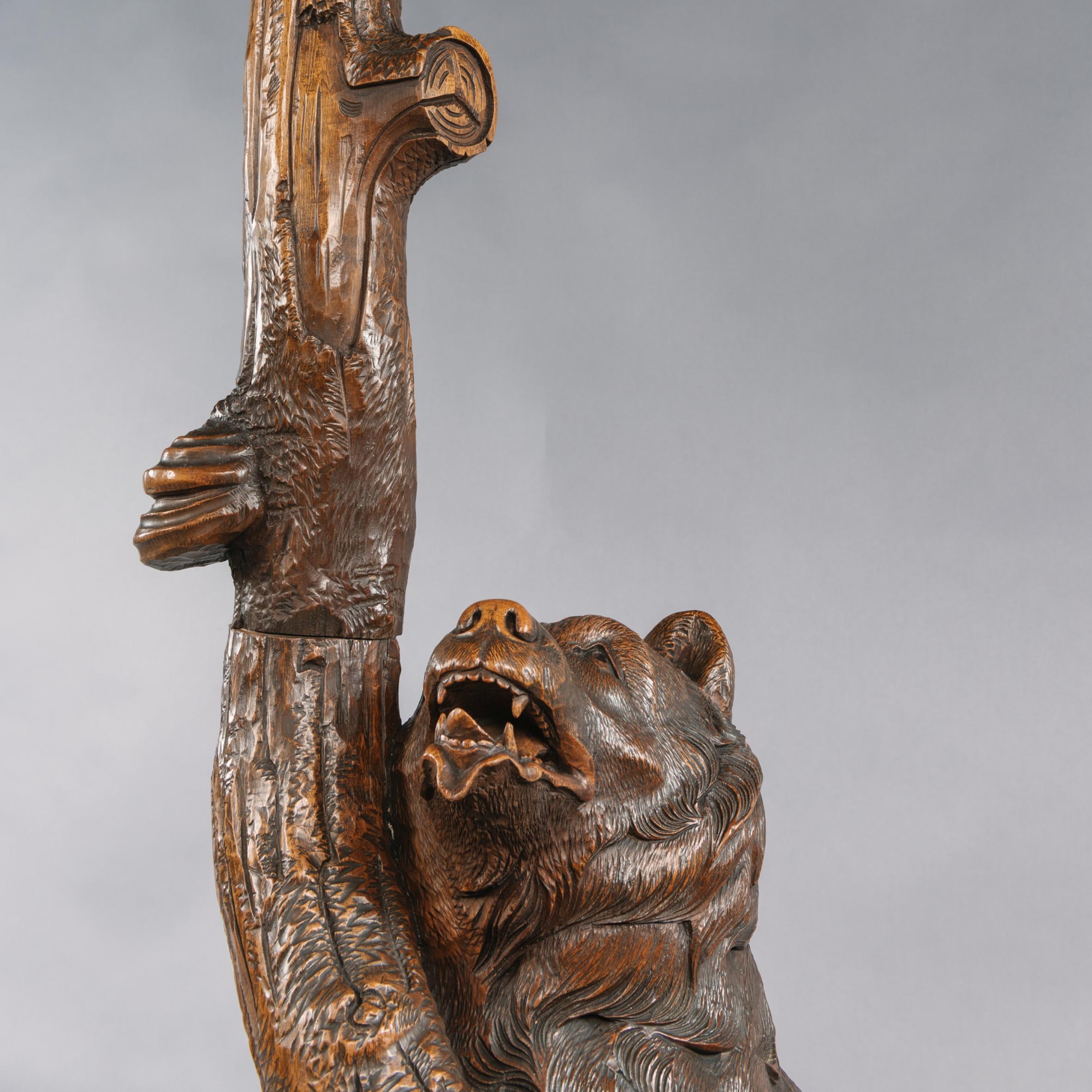 Stand pour ours du 19e siècle, sculpté à la main en Black Forest en vente 2