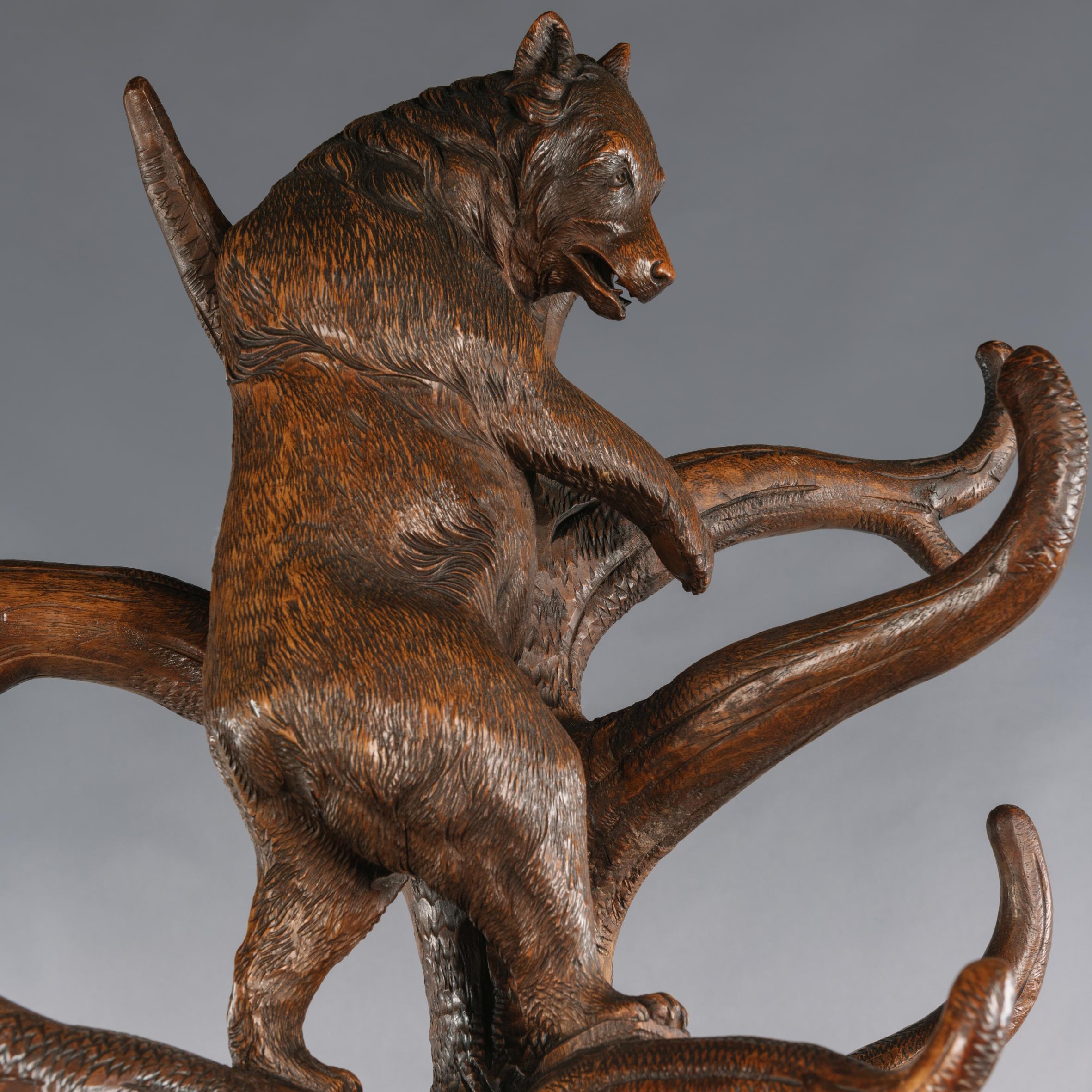 Stand pour ours du 19e siècle, sculpté à la main en Black Forest en vente 3