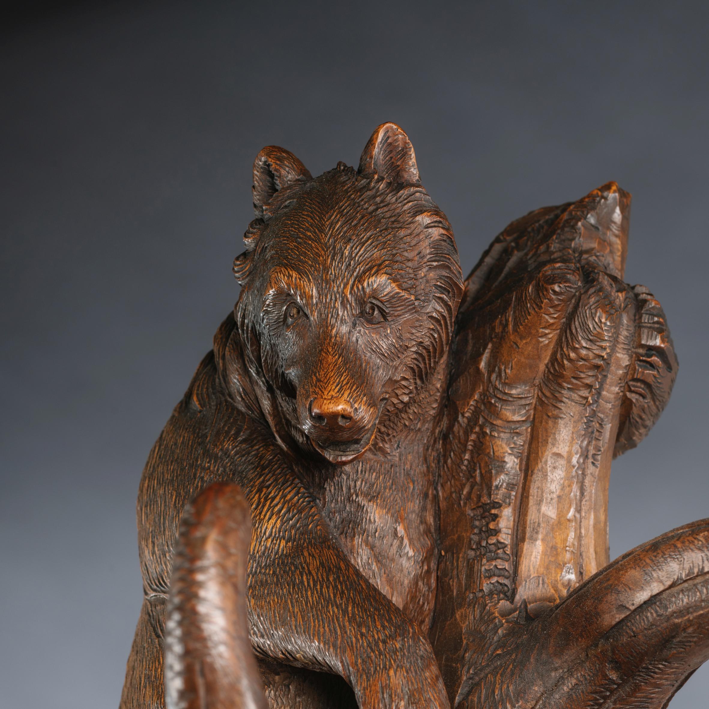 Sculpté à la main Stand pour ours du 19e siècle, sculpté à la main en Black Forest en vente
