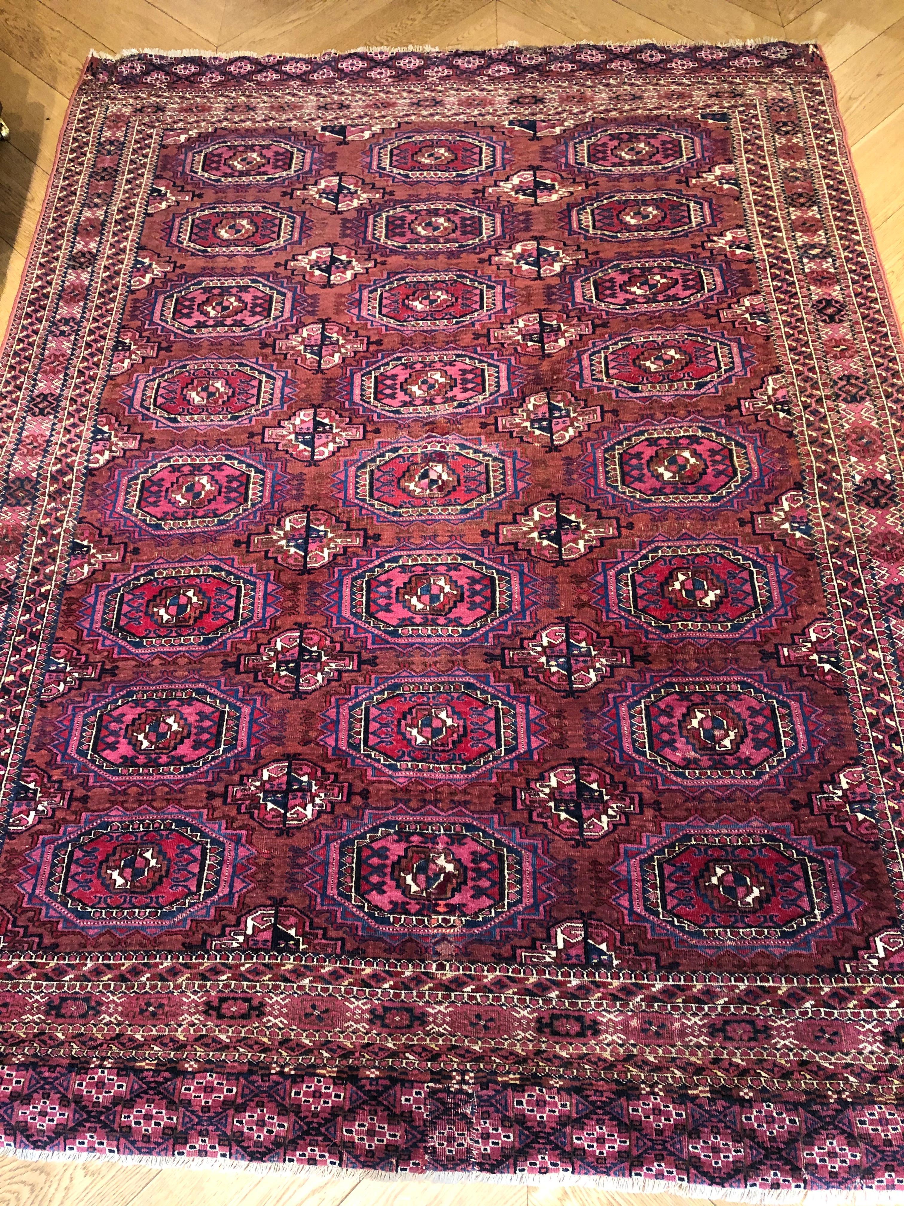 Turceowns are strongly characterized for geometric decoration and overall colour, which goes from red to red-brown. The primary ornamental motif of these carpets is the so-called Gul, an emblem with a geometric structure of a usually octagonal