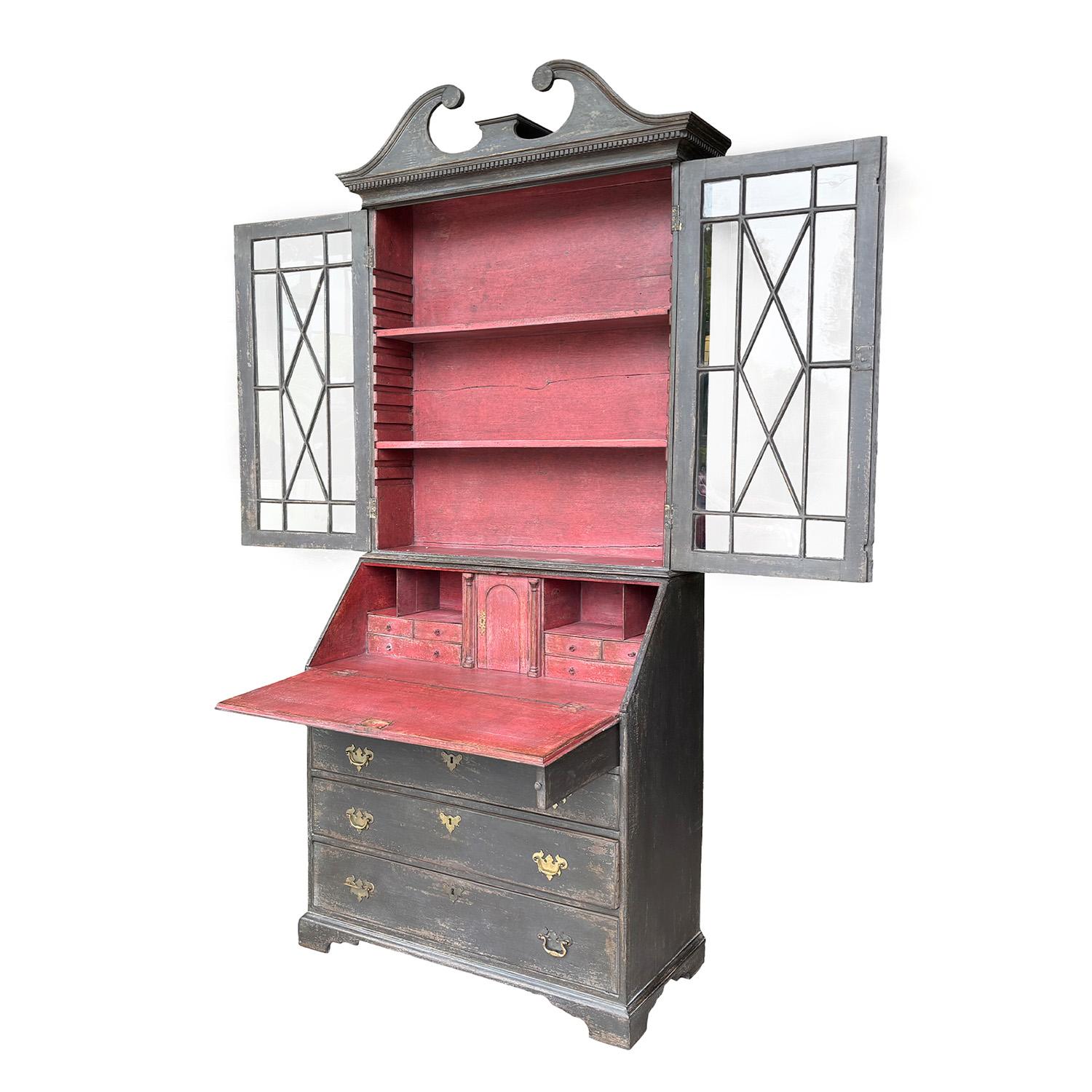 Inglese Antique British del 19° secolo, gabinetto da segretaria in pino a due parti in stile vittoriano in vendita