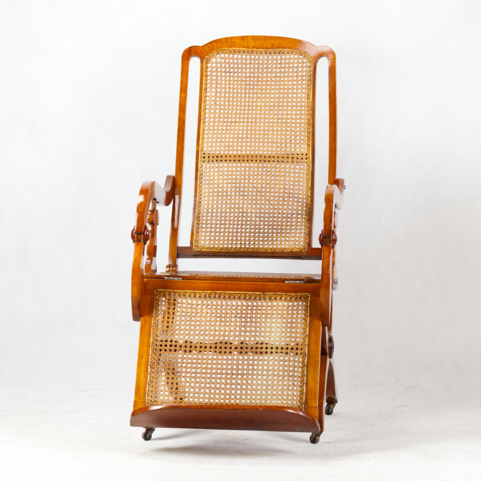 Grand fauteuil inclinable Biedermeier, fin du XIXe siècle.
Entièrement restauré.