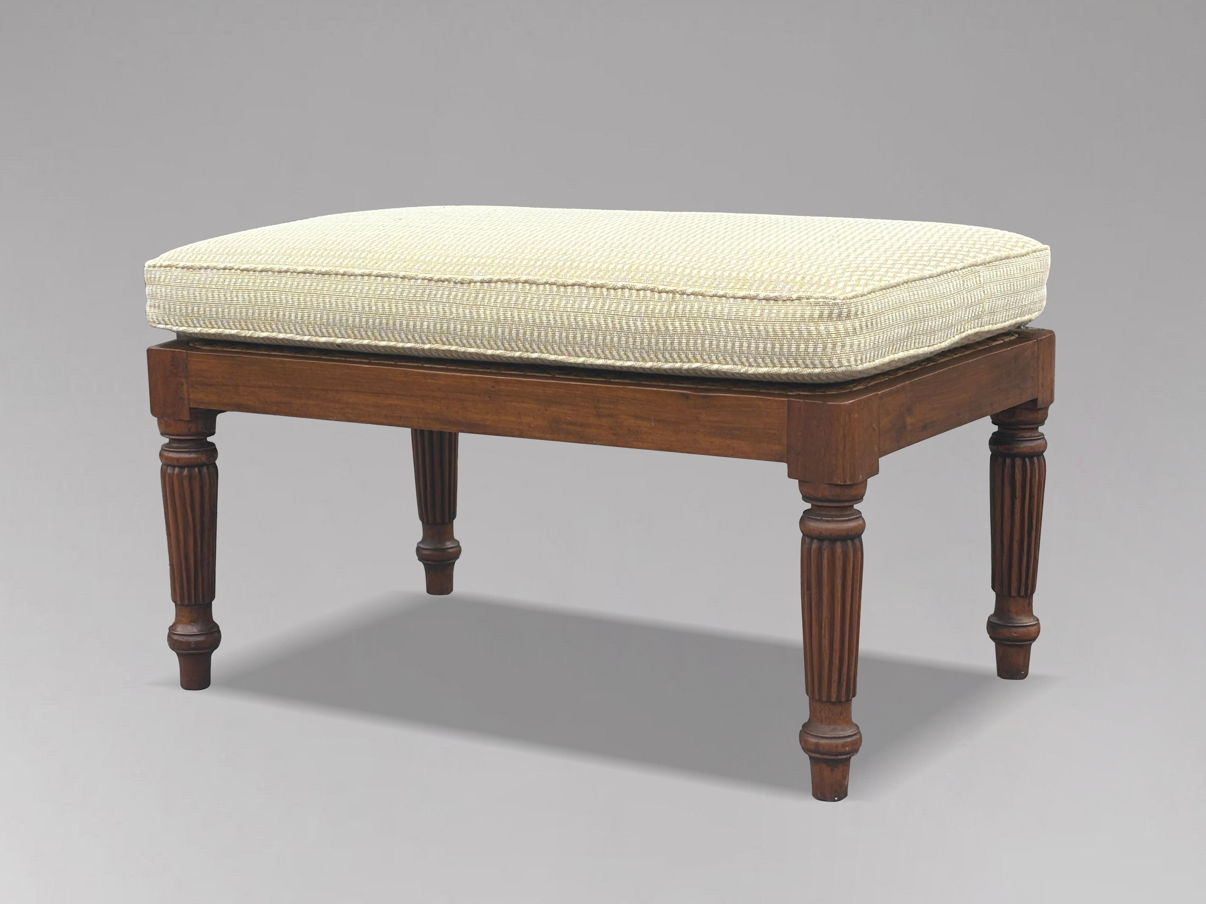 Taburete colonial británico del siglo XIX de teca y ratán tejido Colonial británico en venta