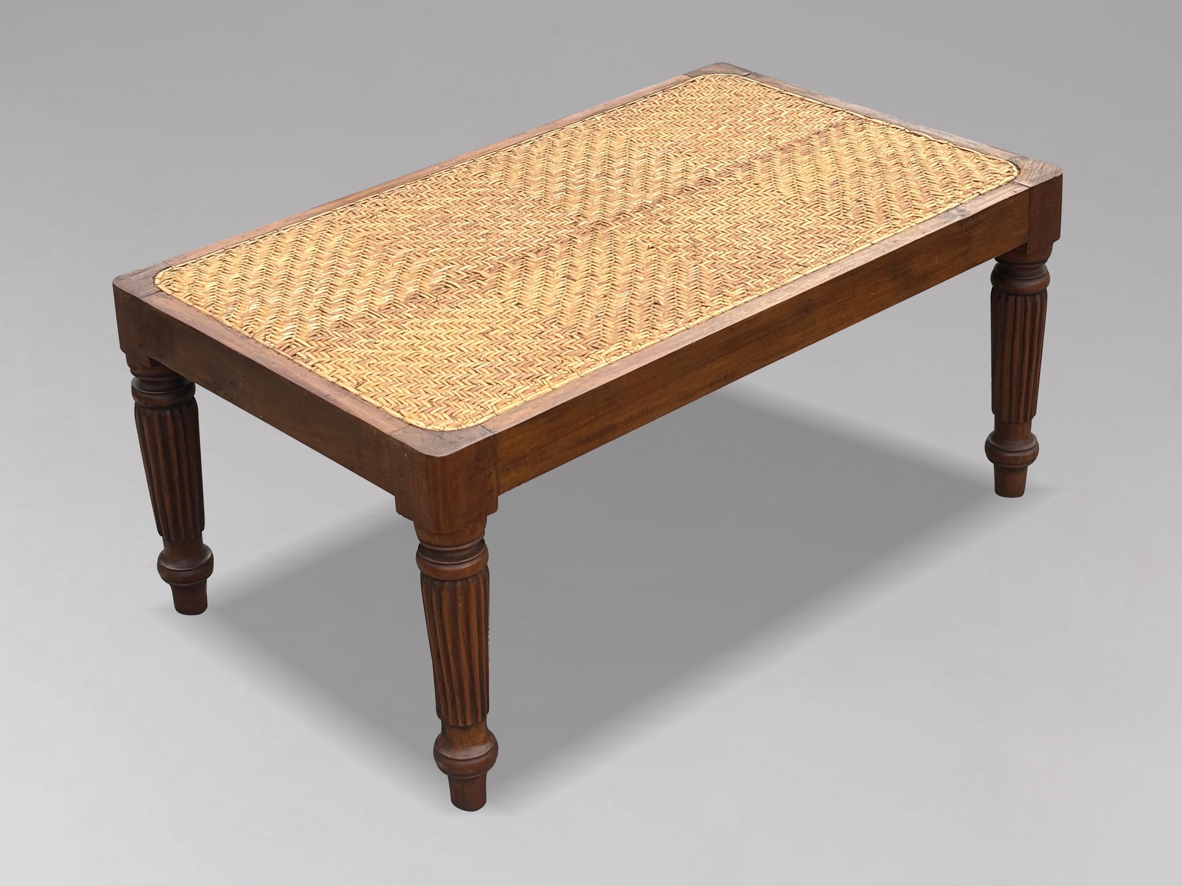 Taburete colonial británico del siglo XIX de teca y ratán tejido Británico en venta