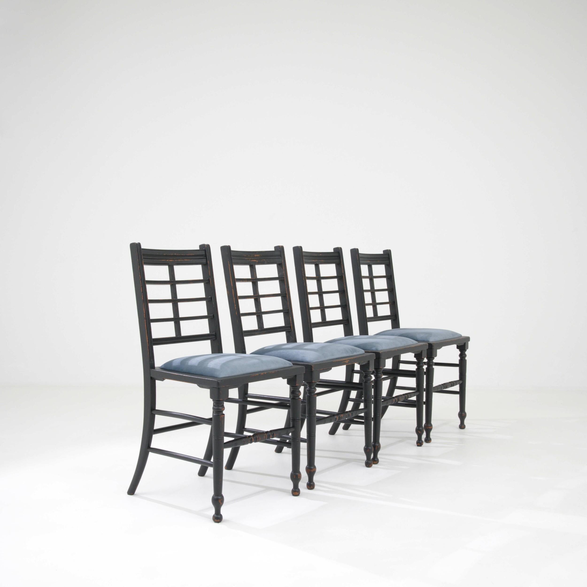 Fabriqué au Royaume-Uni au XIXe siècle, cet ensemble de quatre chaises est en bois et comporte un coussin rembourré. Finies en noir, le style raffiné de ces chaises les prête à la salle à manger, ou seules comme accent visuel. Le design se