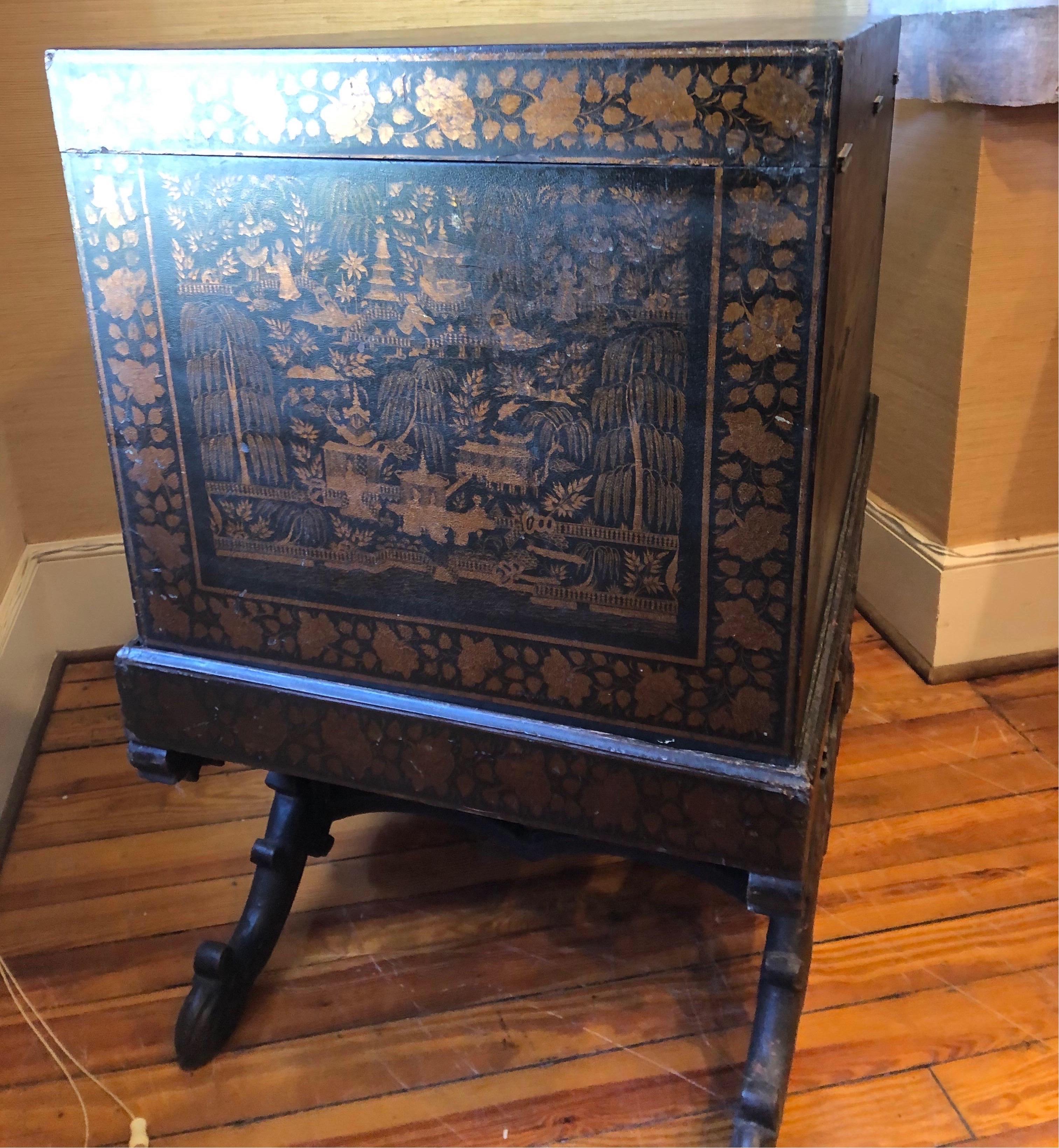 Wood 19th Century British Lacquered Chinoiserie Chest on Stand