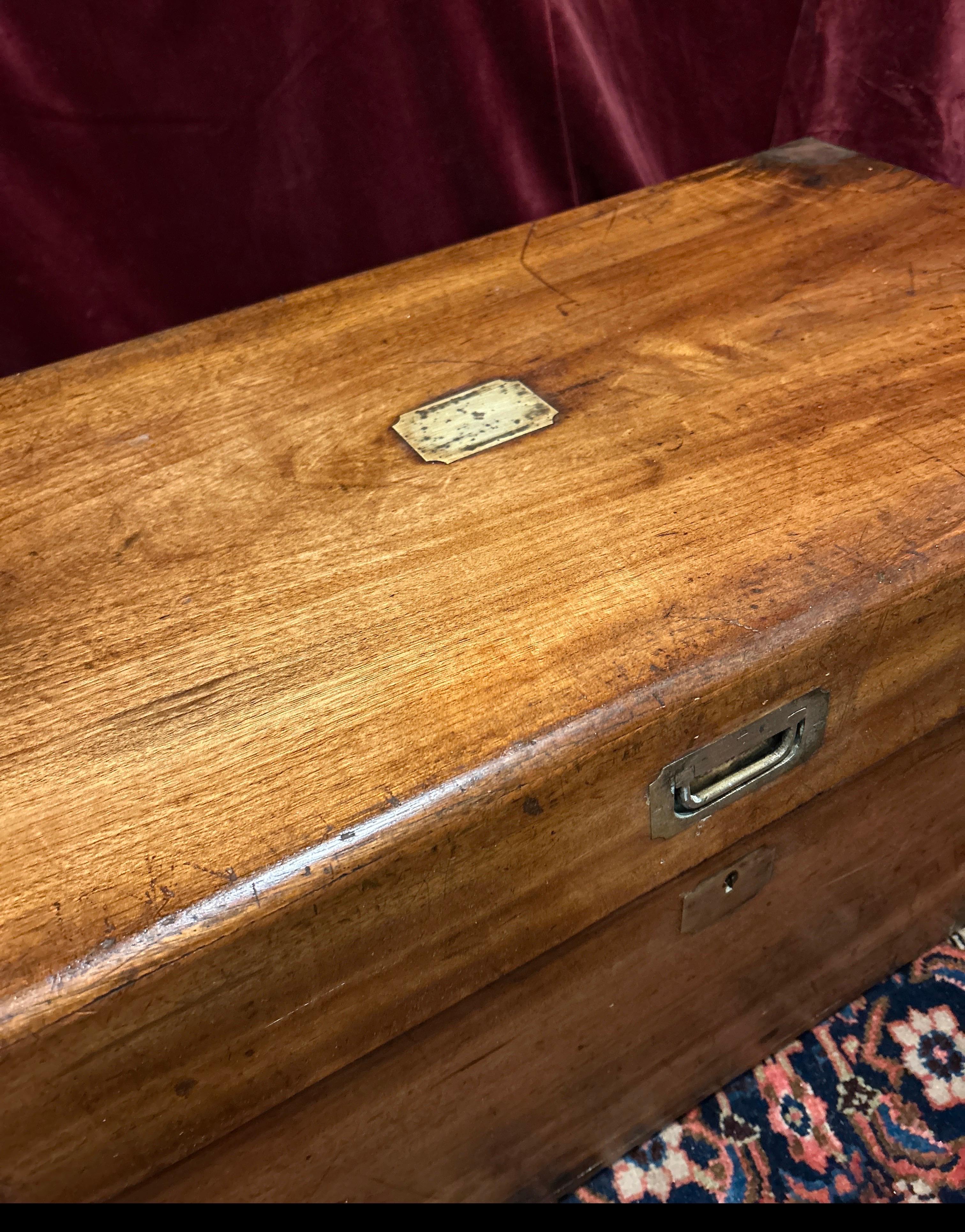 Cassapanca in legno di canfora da campagna militare britannica del XIX secolo con ferramenta in ottone in vendita 2