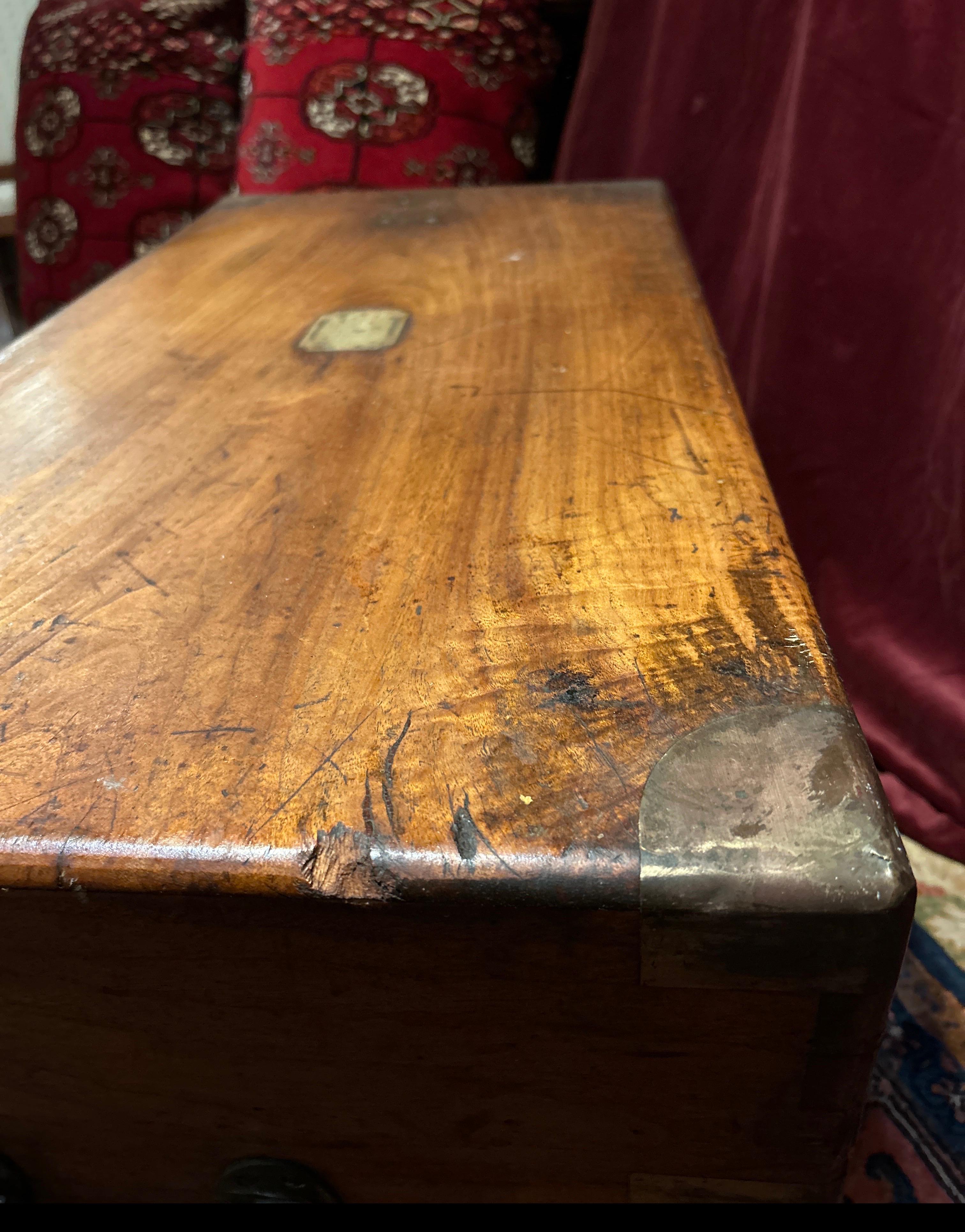 Cassapanca in legno di canfora da campagna militare britannica del XIX secolo con ferramenta in ottone in vendita 5