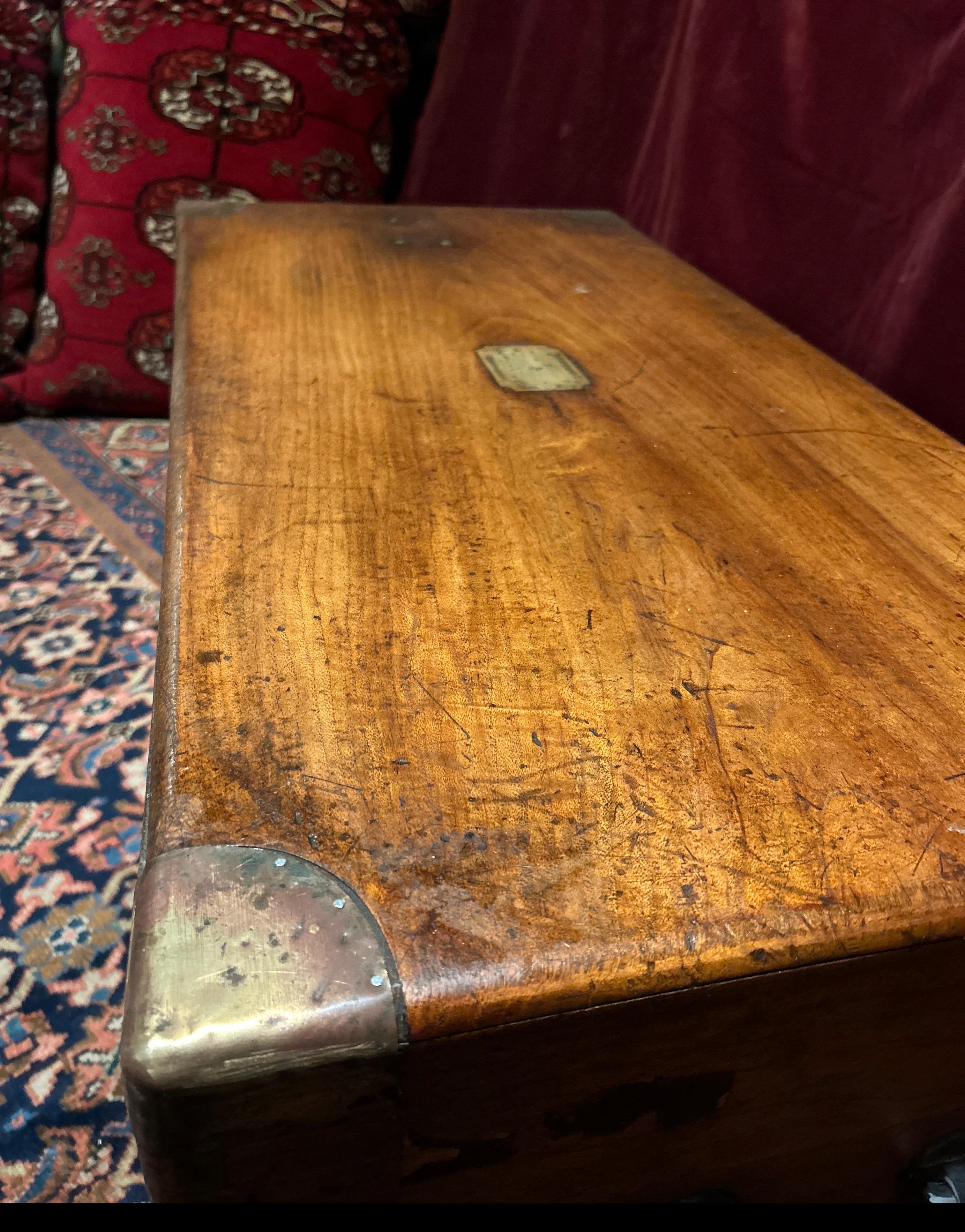 Cassapanca in legno di canfora da campagna militare britannica del XIX secolo con ferramenta in ottone in vendita 6