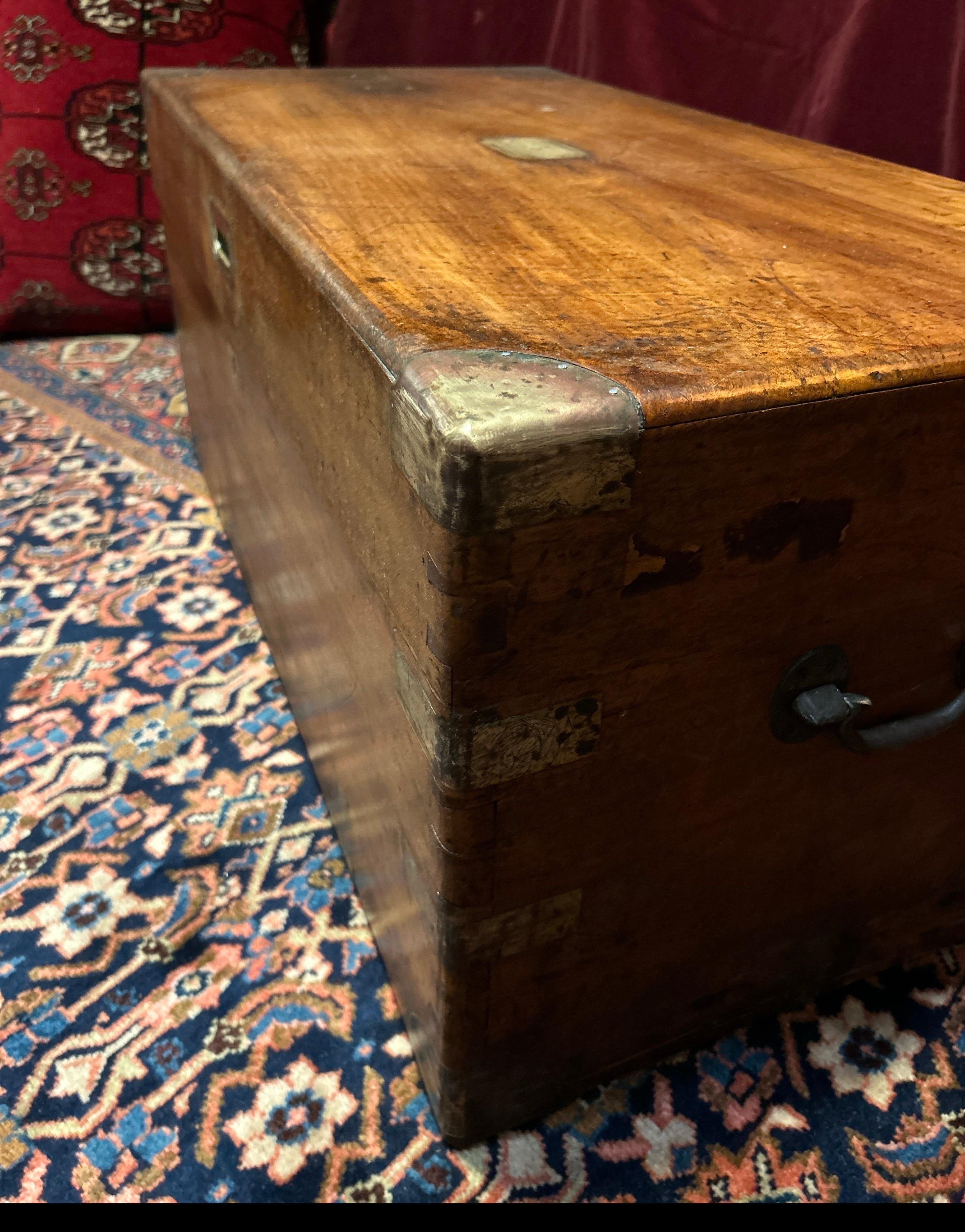 Cassapanca in legno di canfora da campagna militare britannica del XIX secolo con ferramenta in ottone in vendita 7