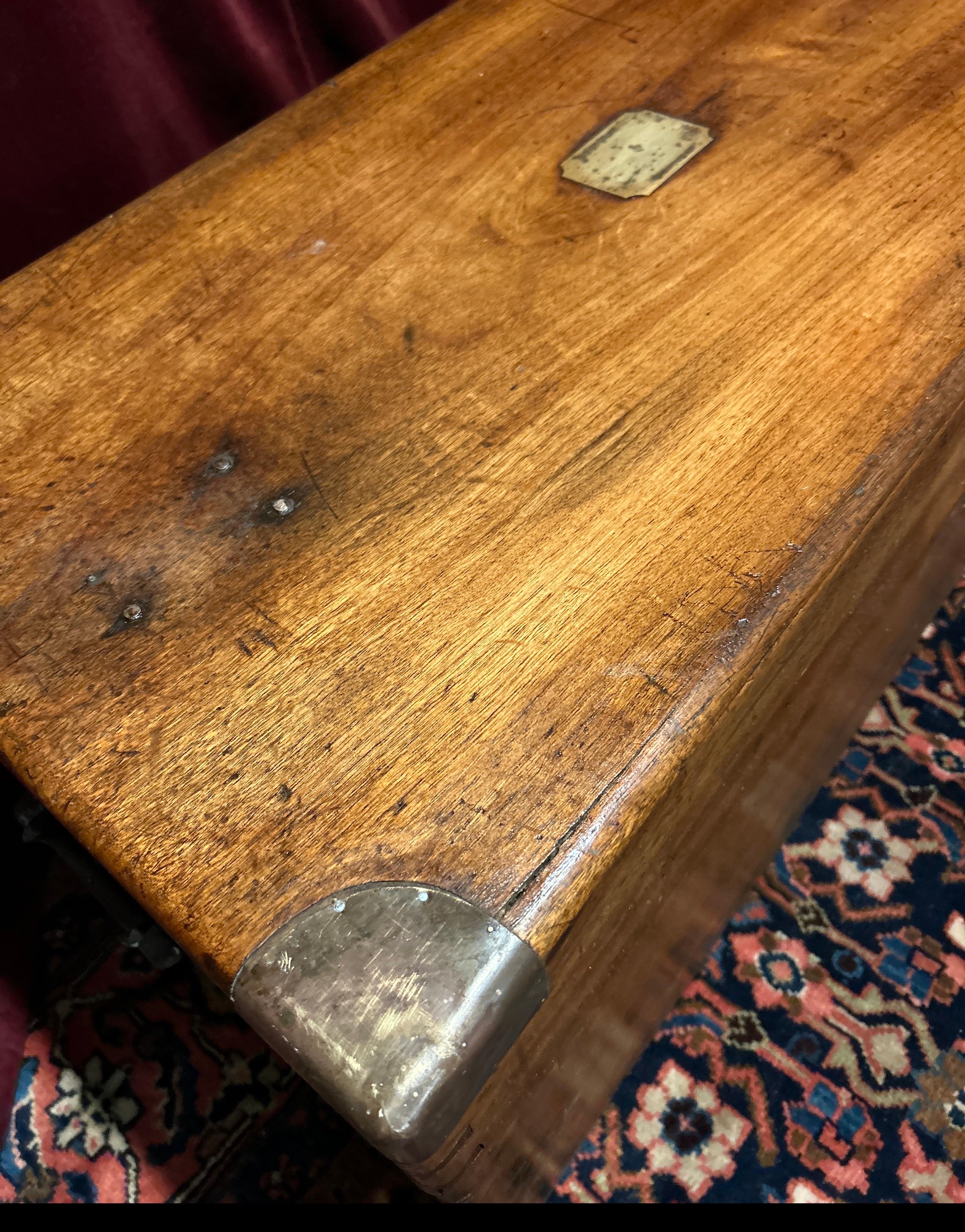 Cassapanca in legno di canfora da campagna militare britannica del XIX secolo con ferramenta in ottone in vendita 11
