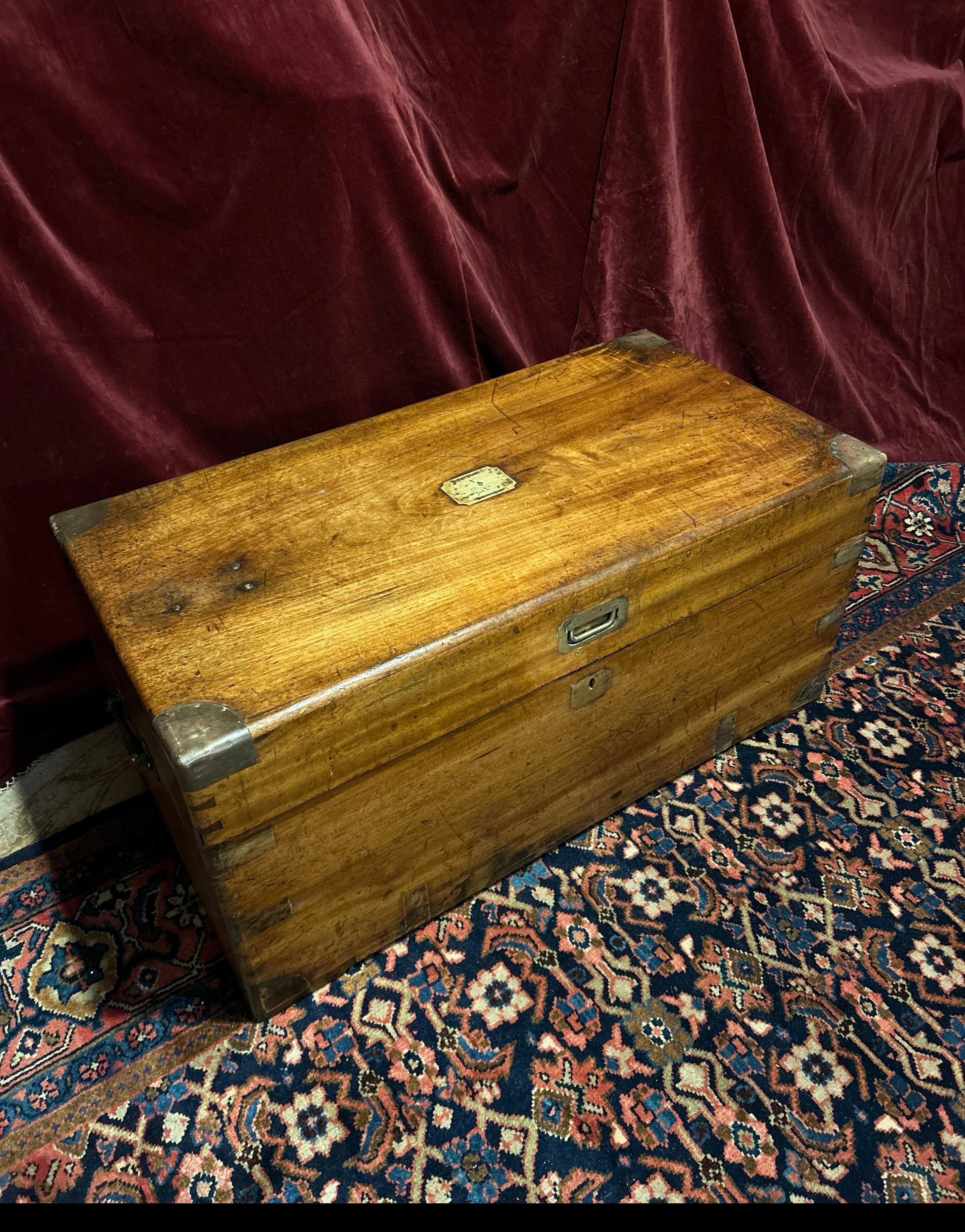 Raro baule da campagna militare britannico in condizioni autentiche con hardware originale presente. Bellissima patina antica intatta con un'incredibile venatura e aroma di legno di canfora. L'età e l'usura sono presenti e conferiscono carattere e